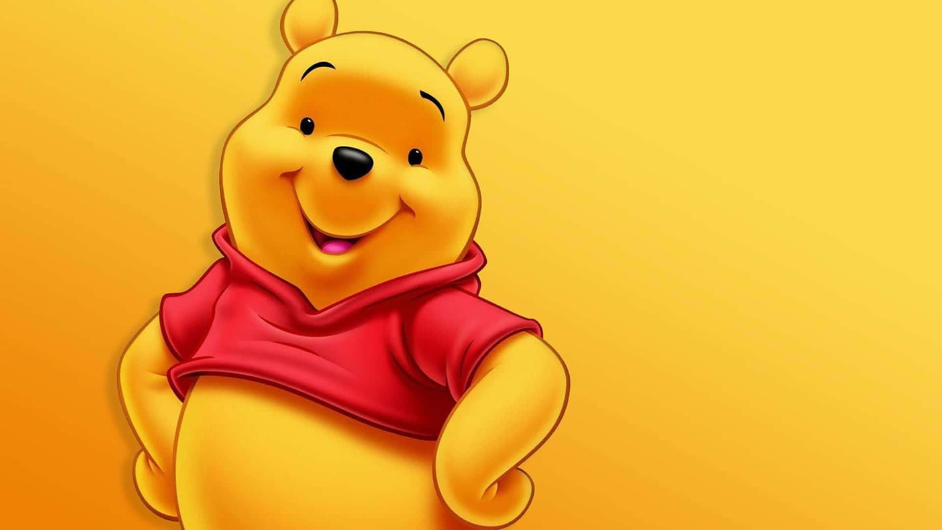 Winnie The Pooh Laptop 桌布 壁紙 — 小熊維尼穿著紅色襯衫，在溫暖的黃色漸變背景前開心地微笑。