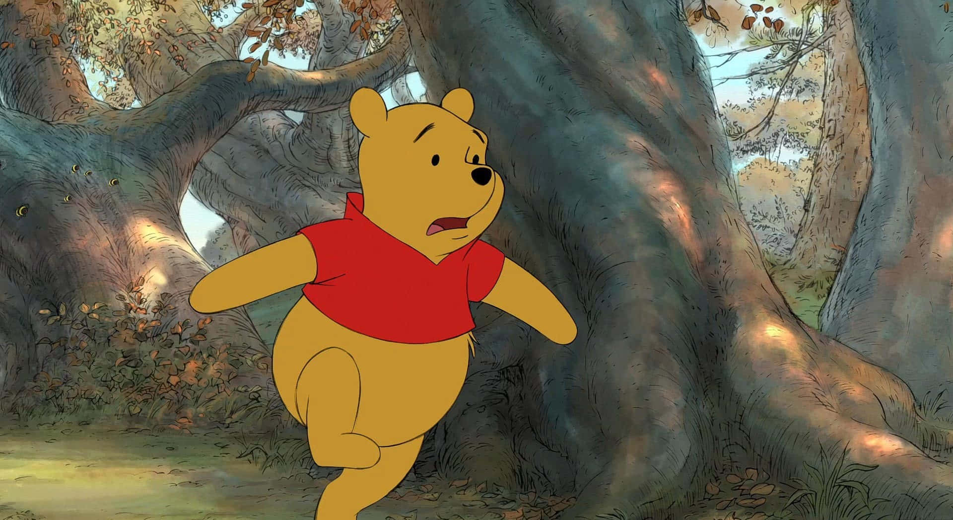 Winnie The Pooh Laptop 桌布 壁紙 — 小熊維尼穿著紅色襯衫，在陽光普照的森林中快樂奔跑，周圍有巨大的樹木和金黃色的樹葉。