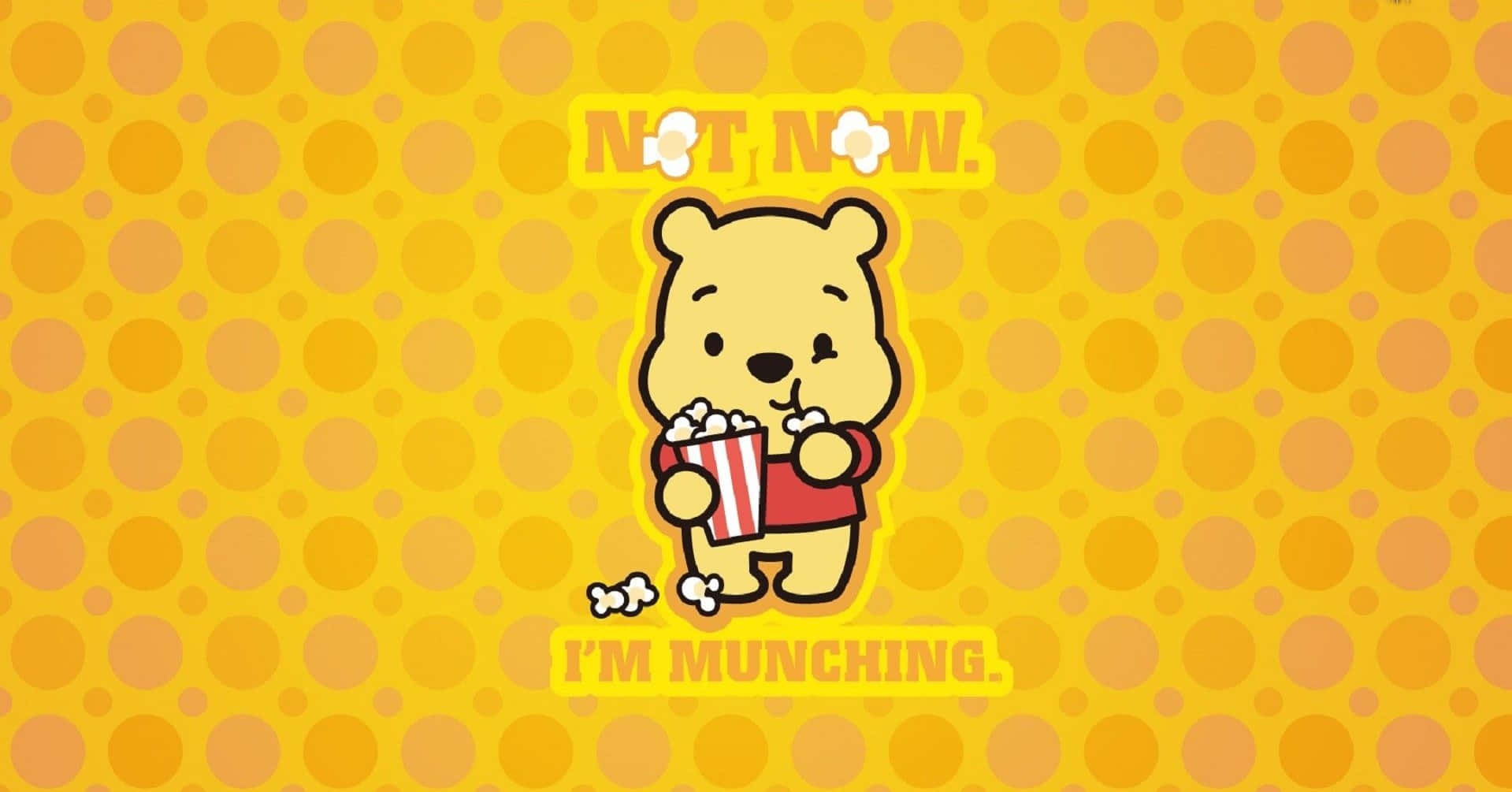 Winnie The Pooh Laptop 桌布 壁紙 — 小熊維尼穿著紅色襯衫，在黃色圓點背景前吃爆谷，並帶有「而家唔得，我食緊嘢」嘅標誌。