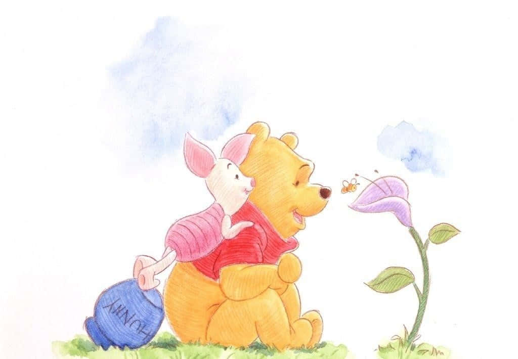 Piglet 桌布 壁紙 — 小熊維尼與小豬一起坐在柔軟藍雲下的草地上，欣賞一朵紫色花朵，附近有一隻蜜蜂盤旋。