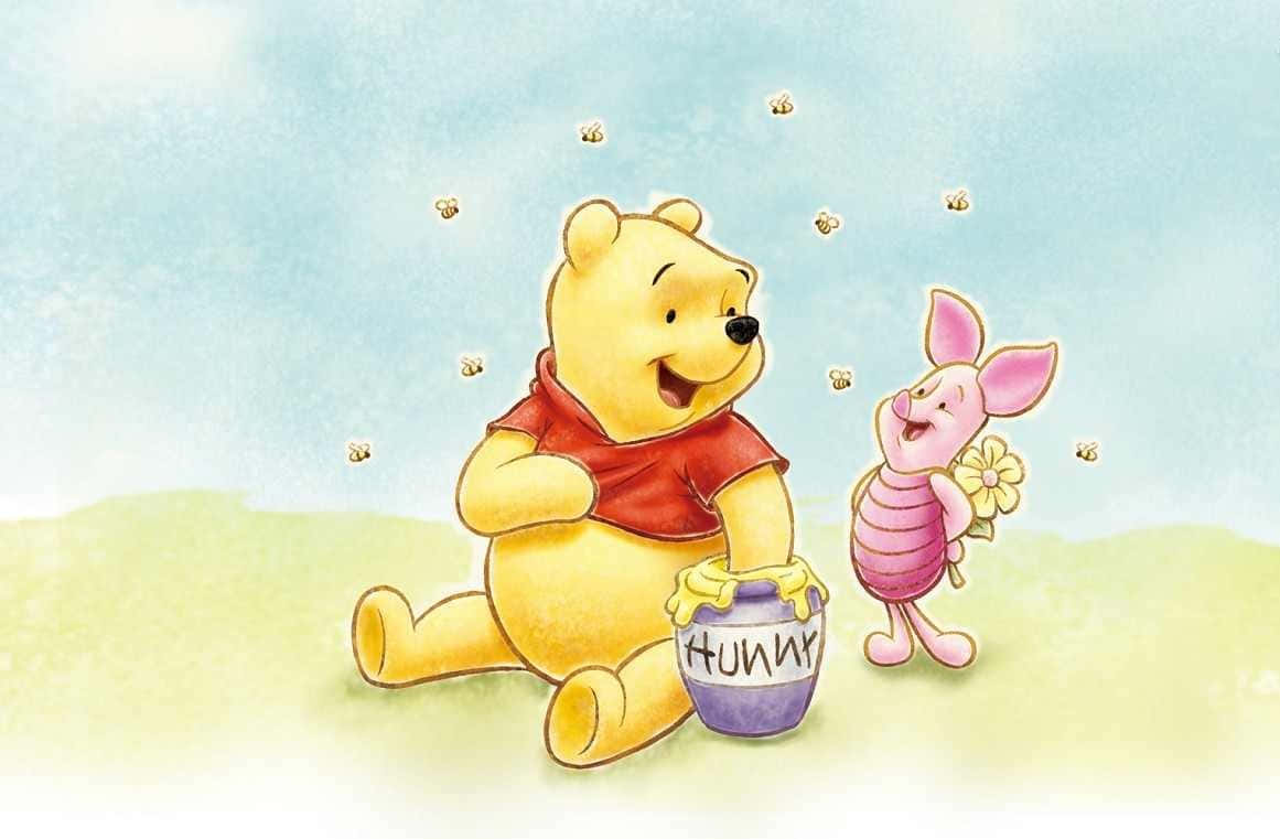 Piglet 桌布 壁紙 — 小熊維尼與小豬在柔和的粉彩草地上，蜜蜂圍繞飛舞，共享一罐蜜糖的歡樂時刻。