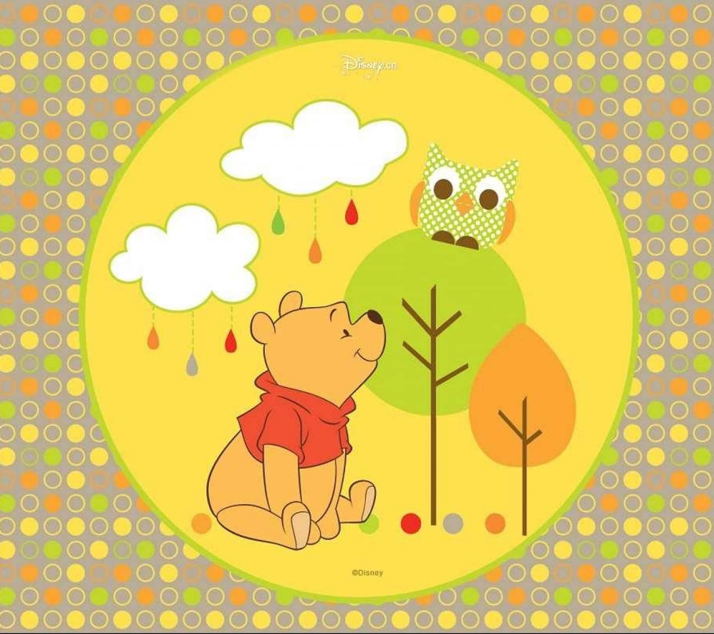 小熊維尼 桌布 壁紙 — 小熊維尼開心地坐在雨滴下，貓頭鷹棲息在樹上，形成一個歡樂的圓形設計。