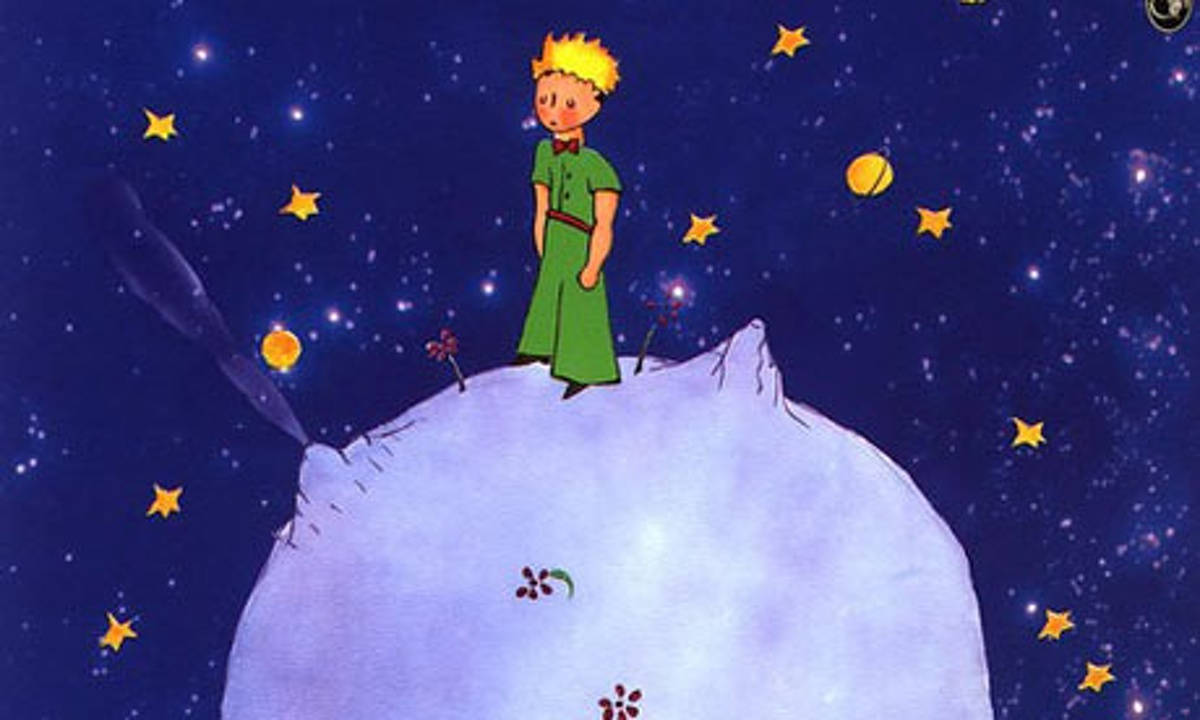 一個穿著綠色衣服的男孩站在白雪覆蓋的山頂上，夜空中有行星和星星。