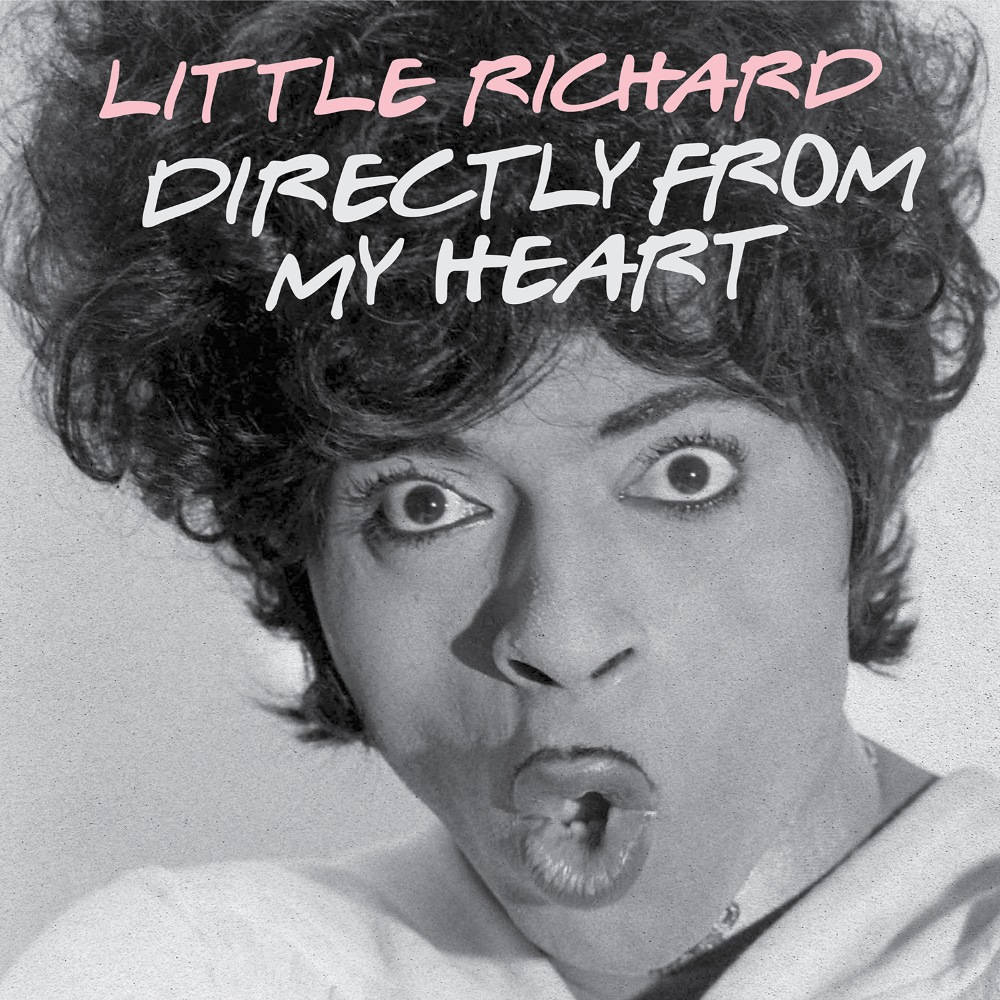 小理查德《Directly From My Heart》三CD精選輯 壁紙 — Little Richard 的黑白特寫，頭髮凌亂，伸出舌頭，文字疊加顯示「LITTLE RICHARD DIRECTLY FROM MY HEART」。
