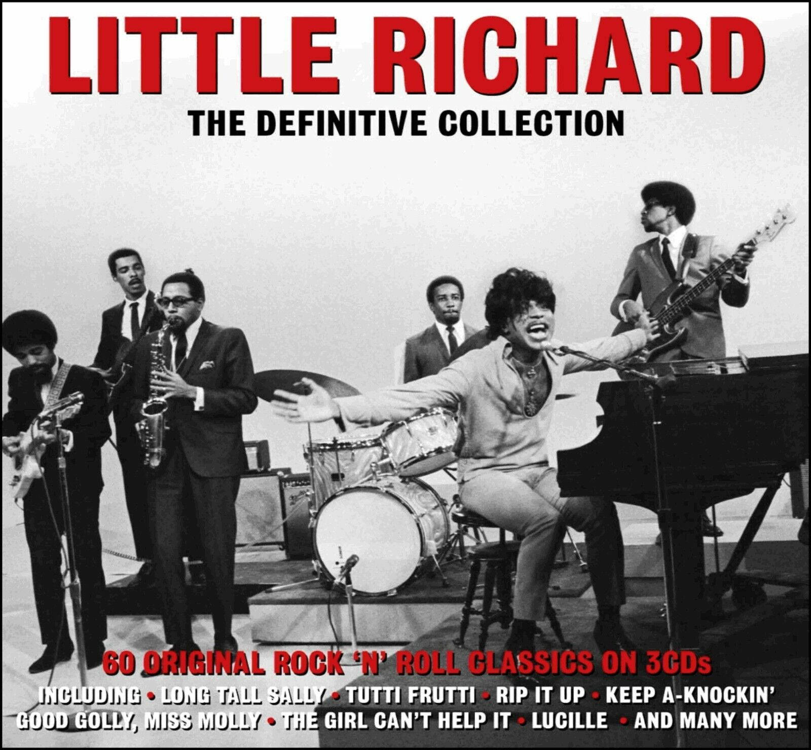 小理查德搖滾經典合輯CD封面 壁紙 — Little Richard 在鋼琴前熱情演出，與樂隊一起呈現動感黑白音樂會照片。