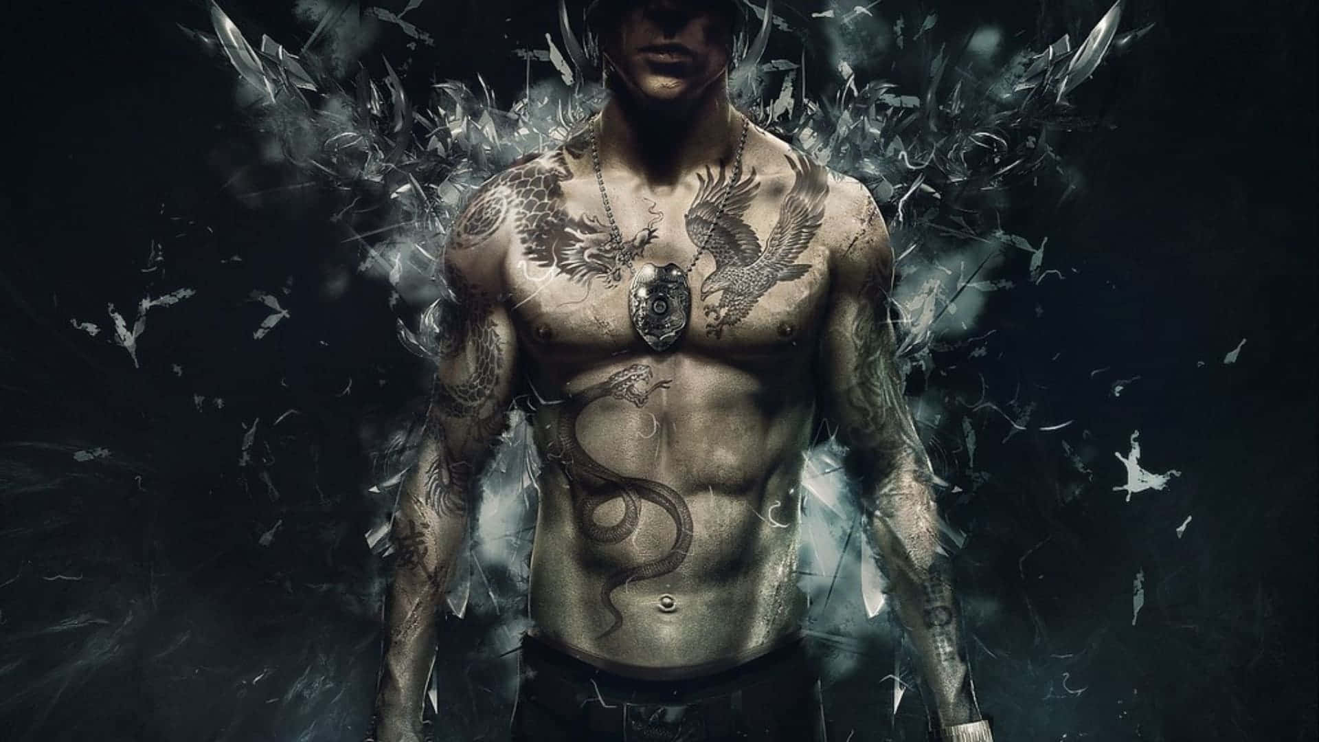 紋有龍鳳圖案的男人被碎玻璃包圍。