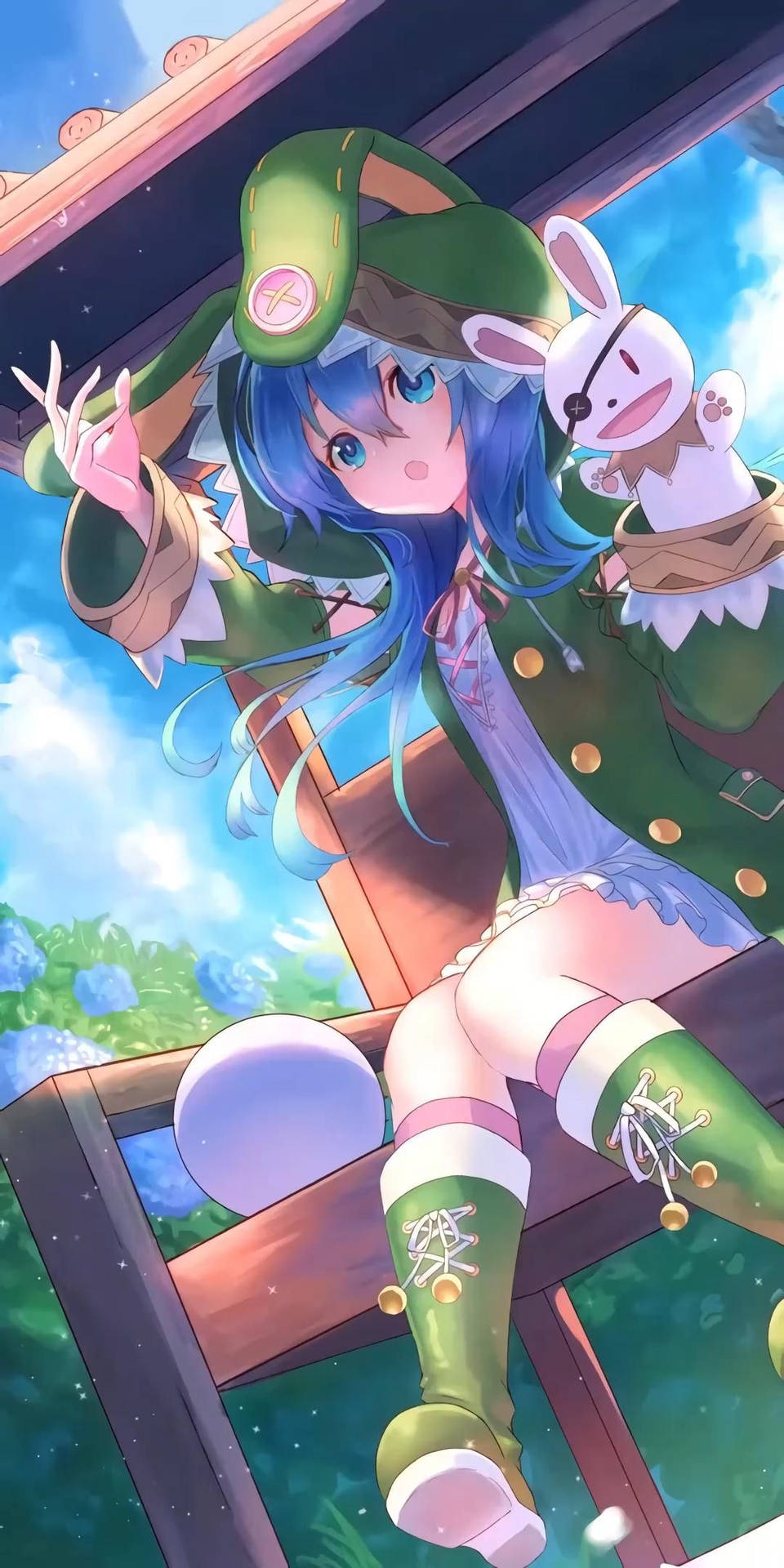 藍髮動漫女孩，綠色衣服，兔子毛絨玩具，木結構，藍天。