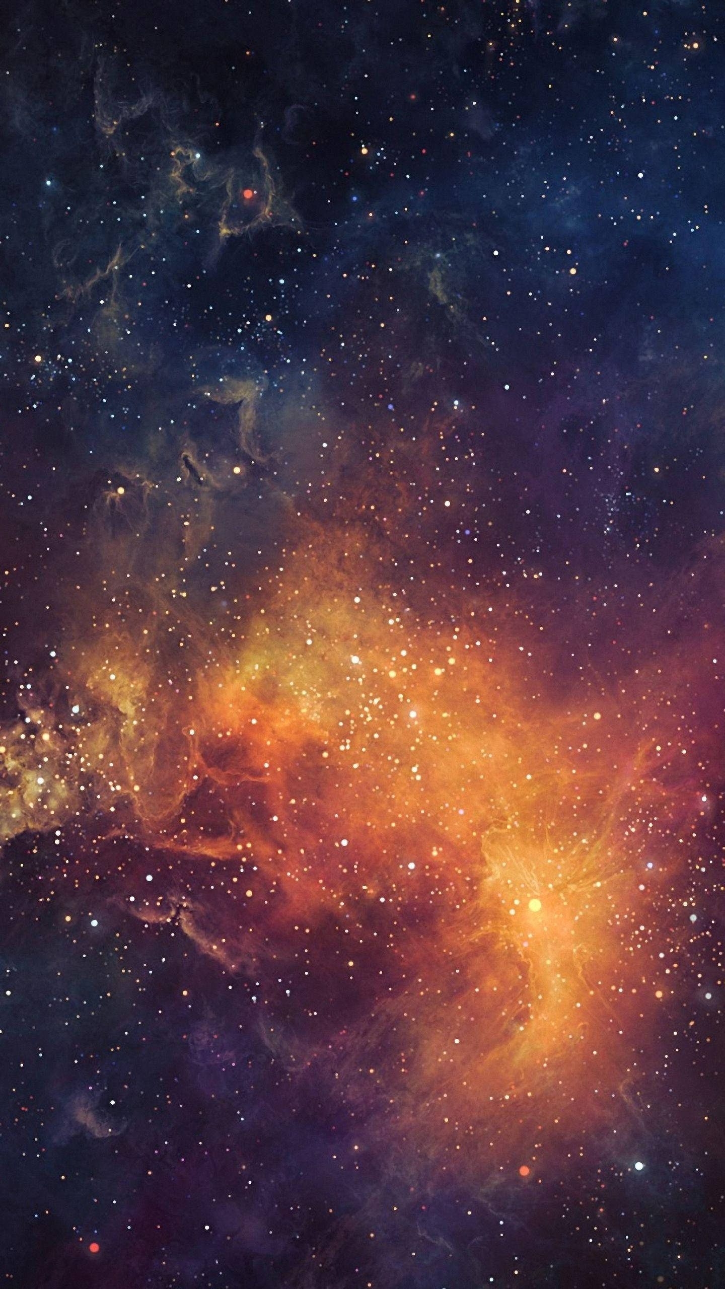 小米繁星銀河 壁紙 — 一個充滿活力的宇宙星雲，在深空的星場中旋轉著火橙色和深紫色的雲層。