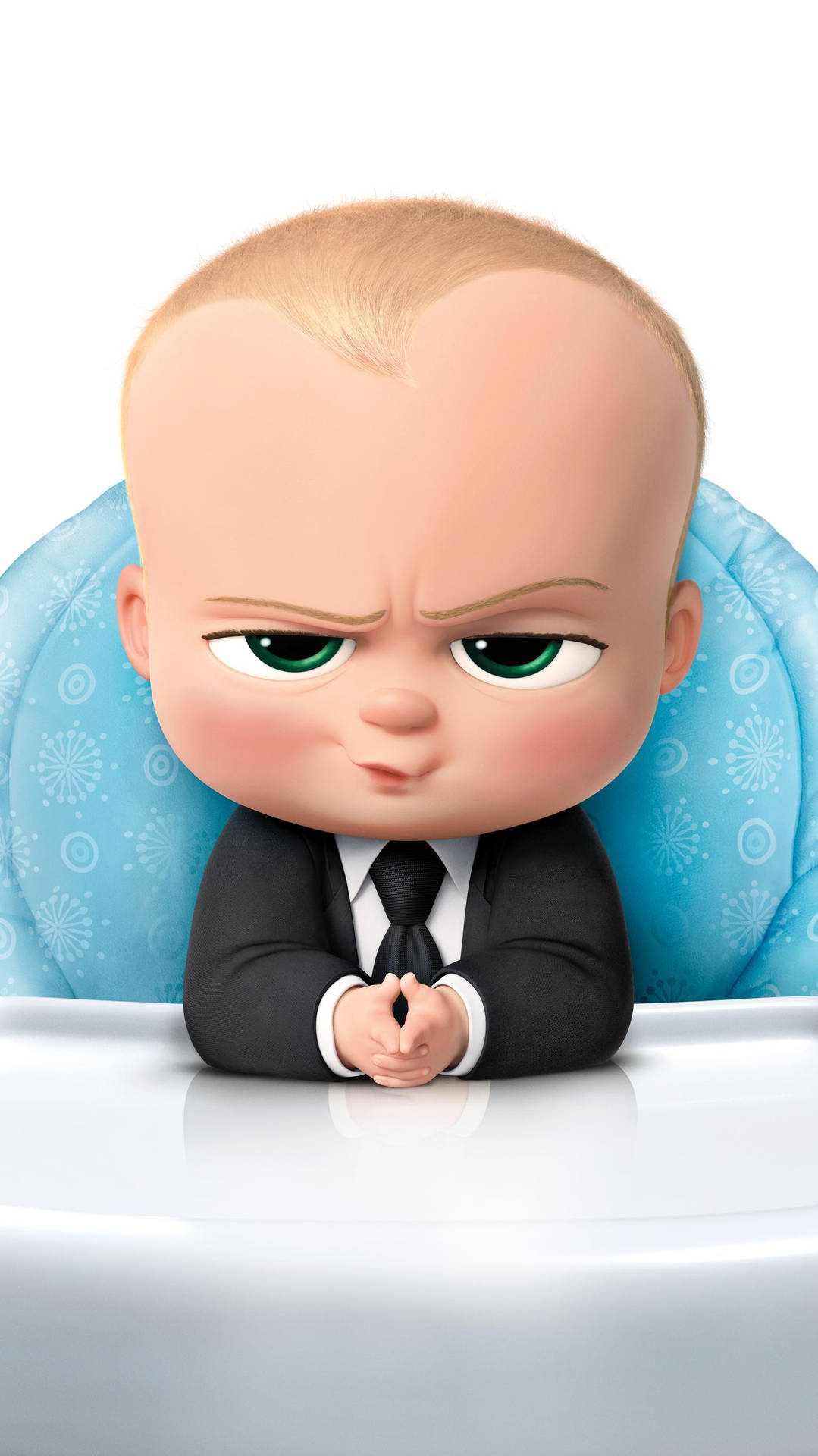 一個穿著西裝的卡通嬰兒，皺著眉頭坐在高腳椅上。