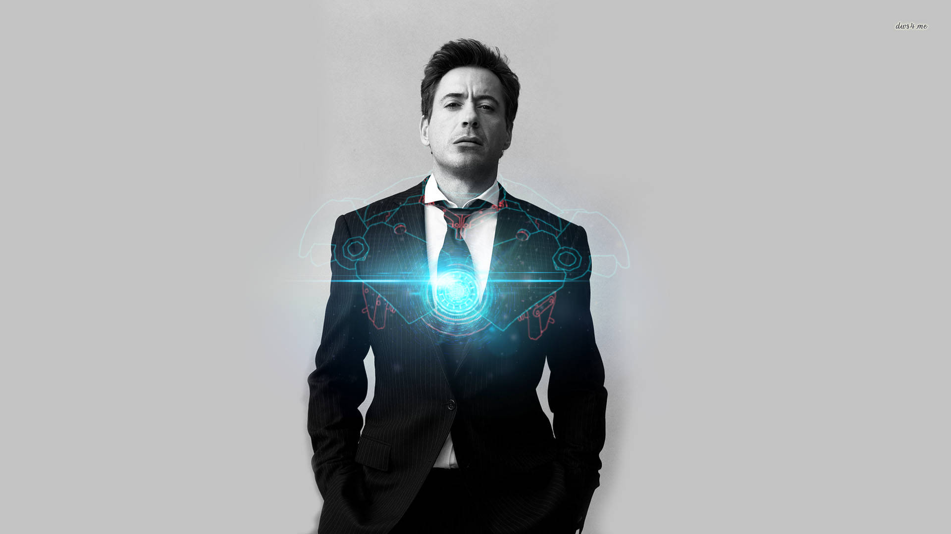 穿西裝的男人，發光藍色弧形反應器和技術覆蓋層