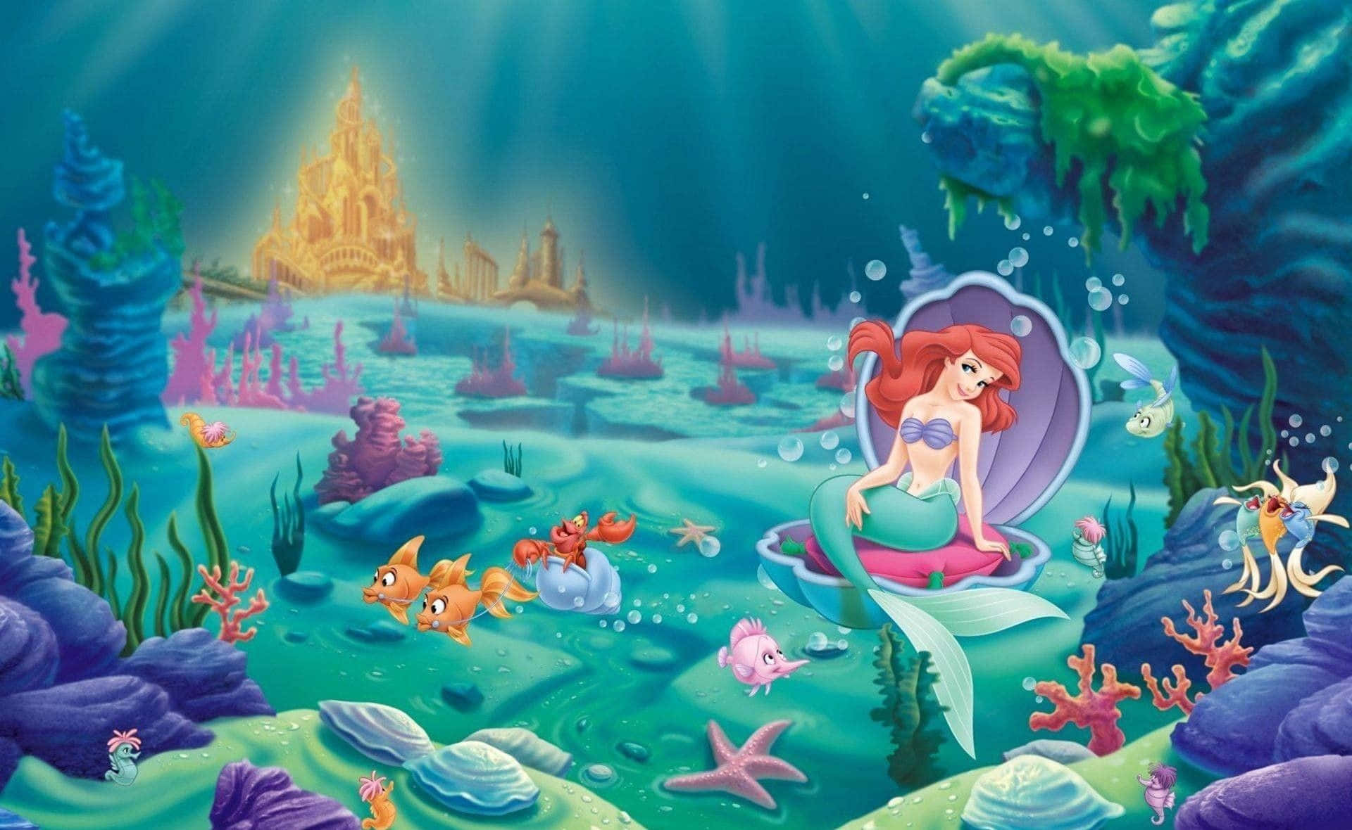 《小美人魚》——自由之夢 壁紙 — 美人魚艾莉爾與她的朋友們坐在一個貝殼裏，身處一個沐浴在金色陽光下的充滿活力的海底王國。