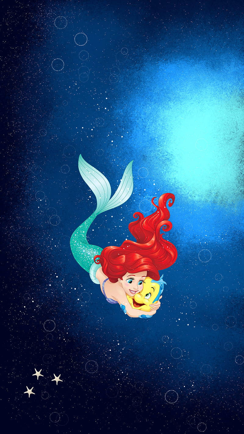 美人魚在水下抱著海馬，上方有發光的光線。 — 迪士尼 iPhone 壁紙 壁紙