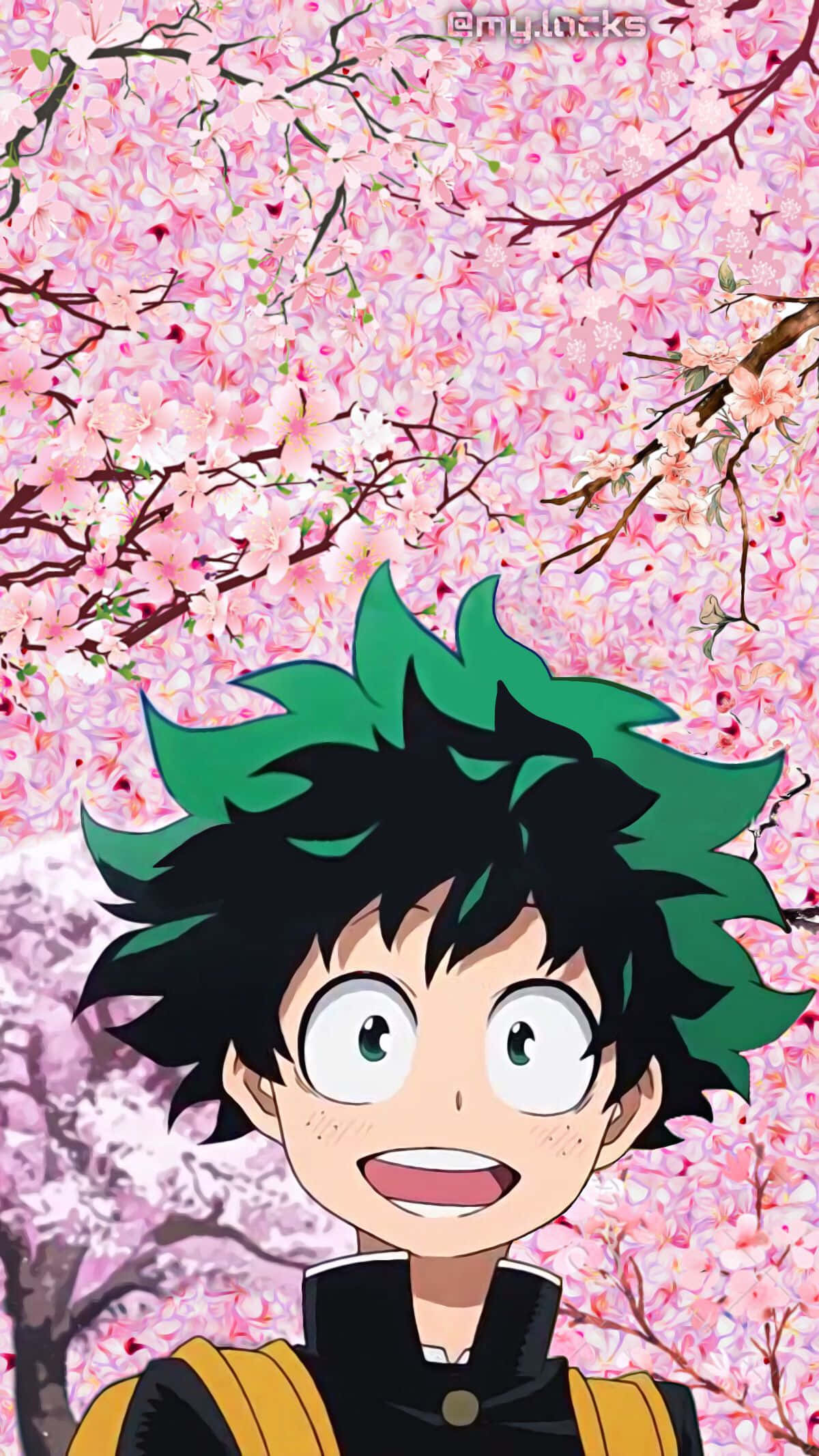 小英雄 Deku 展現超強力量的迷人瞬間 壁紙 — 一個開朗的動漫男孩，有著尖刺的綠色和黑色頭髮，在粉紅色櫻花樹冠下微笑。