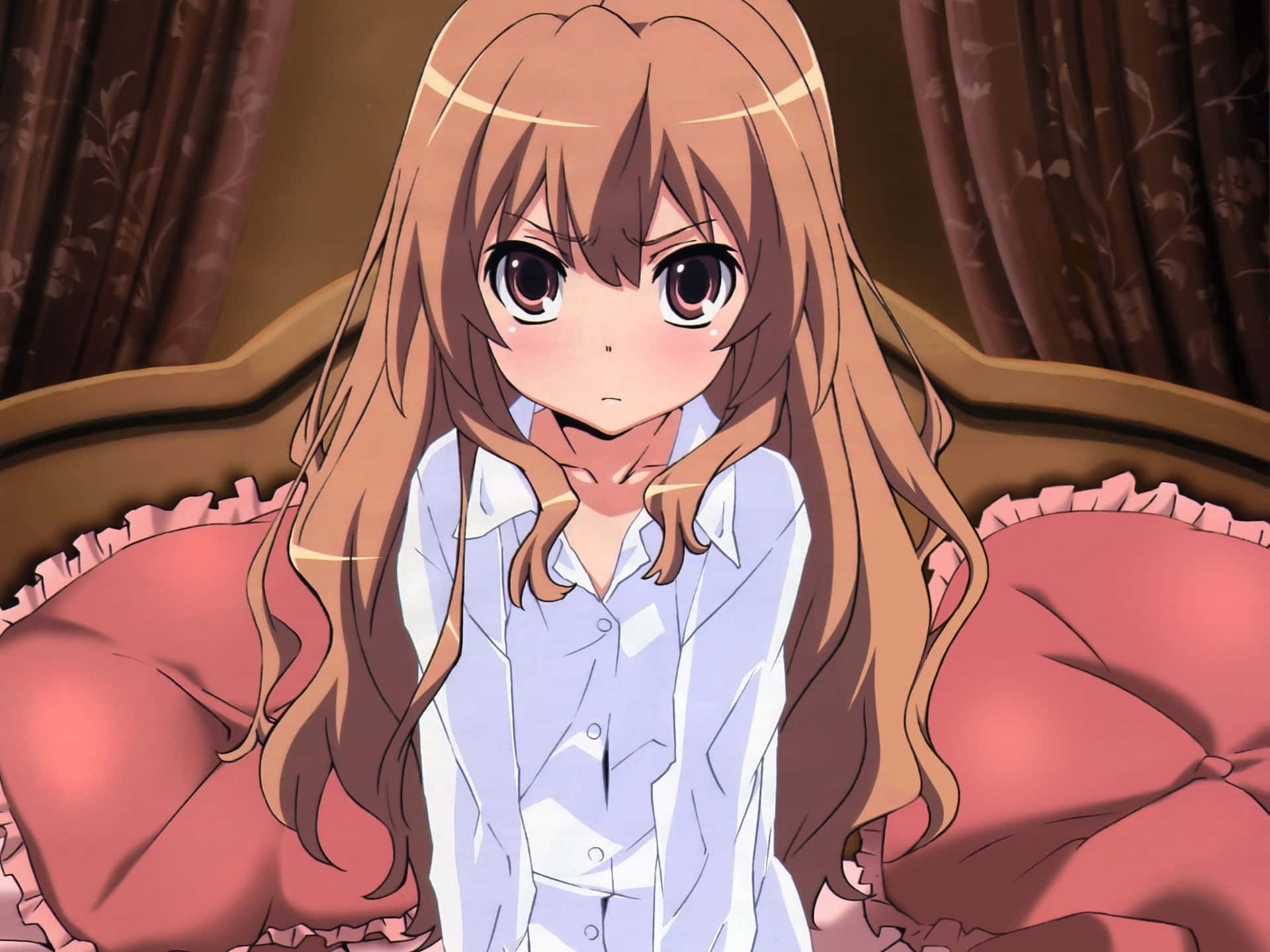 棕色頭髮的動漫女孩坐在臥室的紅色沙發上。