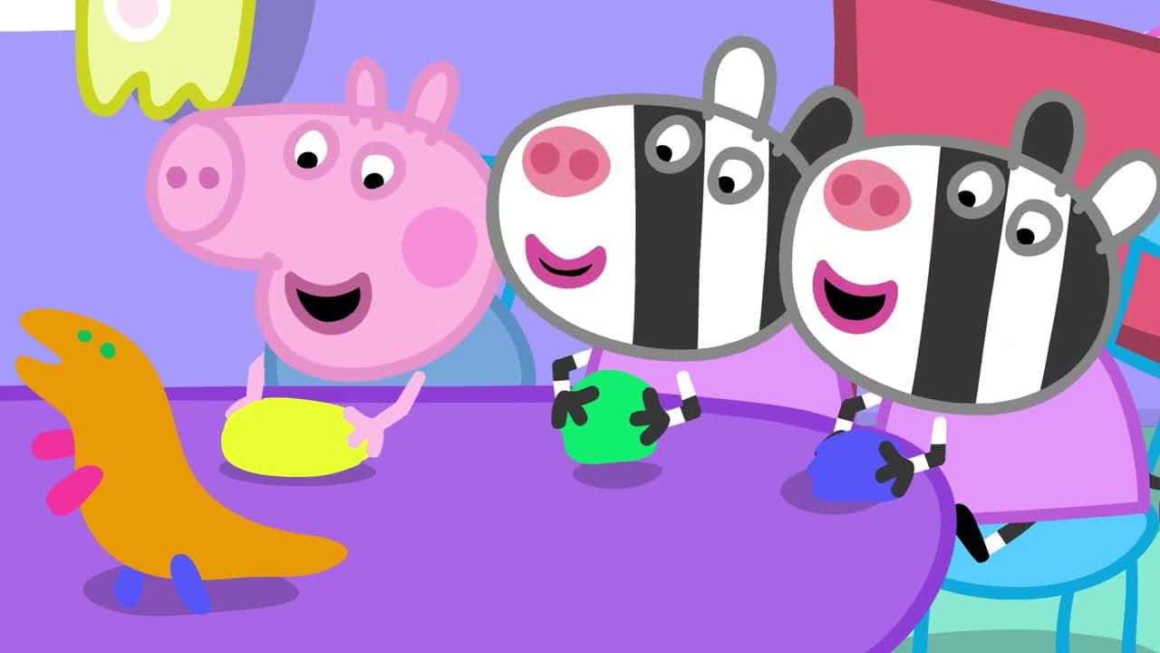 Peppa Pig 同兩隻斑馬喺紫色枱邊玩玩具。