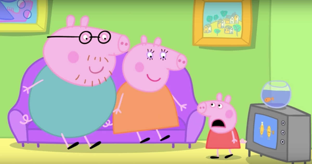 Peppa Pig 一家喺客廳睇電視，附近有個魚缸。