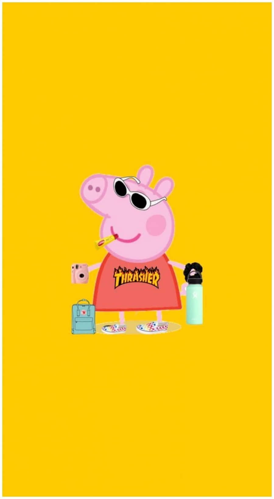 Peppa Pig 戴住太陽眼鏡同Thrasher衫，喺黃色背景上帶住相機、水樽同背囊。