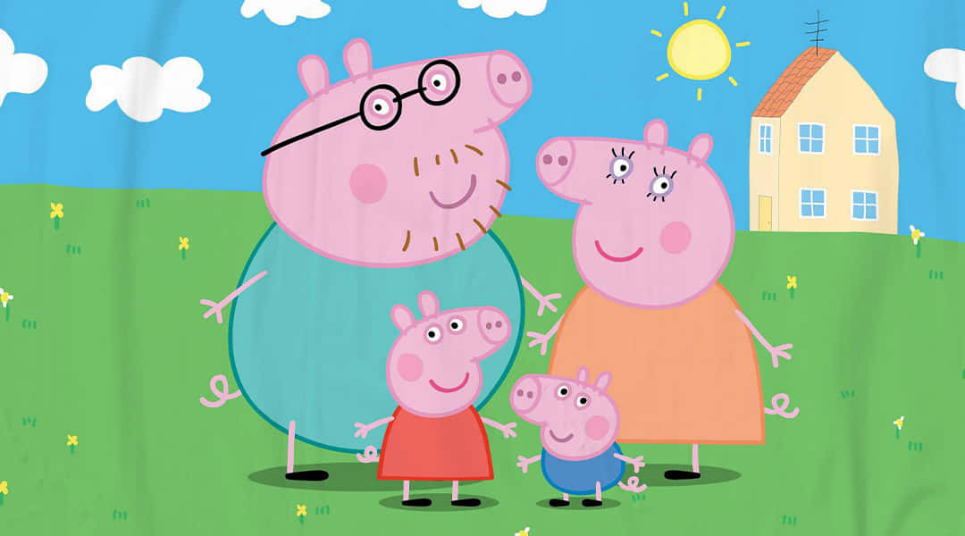 Peppa Pig 一家站在草地上，背景有房屋和太陽。