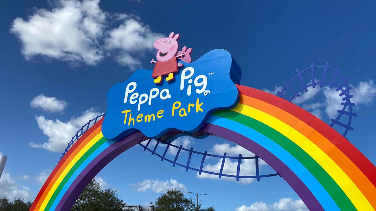 Peppa Pig 主題公園入口，彩虹拱門和背景中的過山車。