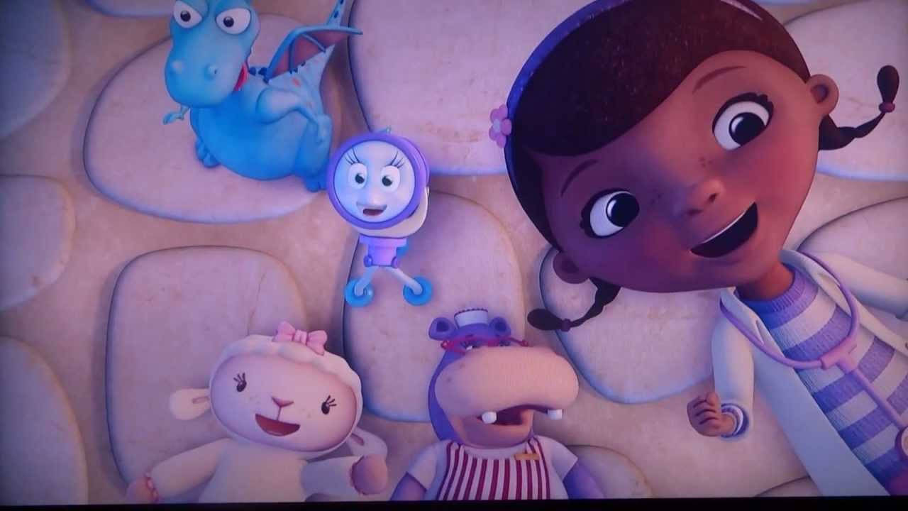 小醫生《星光夜》 壁紙 — Doc McStuffins 和她的玩具朋友們在柔和粉彩的醫療環境中燦爛微笑。