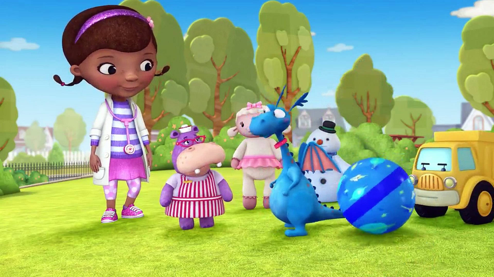 小醫生《解開繩結》 壁紙 — Doc McStuffins 和她的玩具朋友們聚集在一個陽光明媚的草地上，附近有樹木和一輛黃色卡車。