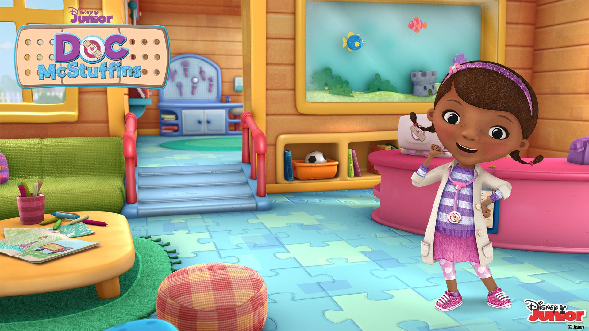小醫生《醫生在線》 壁紙 — Doc McStuffins 喺佢色彩繽紛嘅玩具醫院入面，有拼圖地板同水族館牆，微笑企喺度。