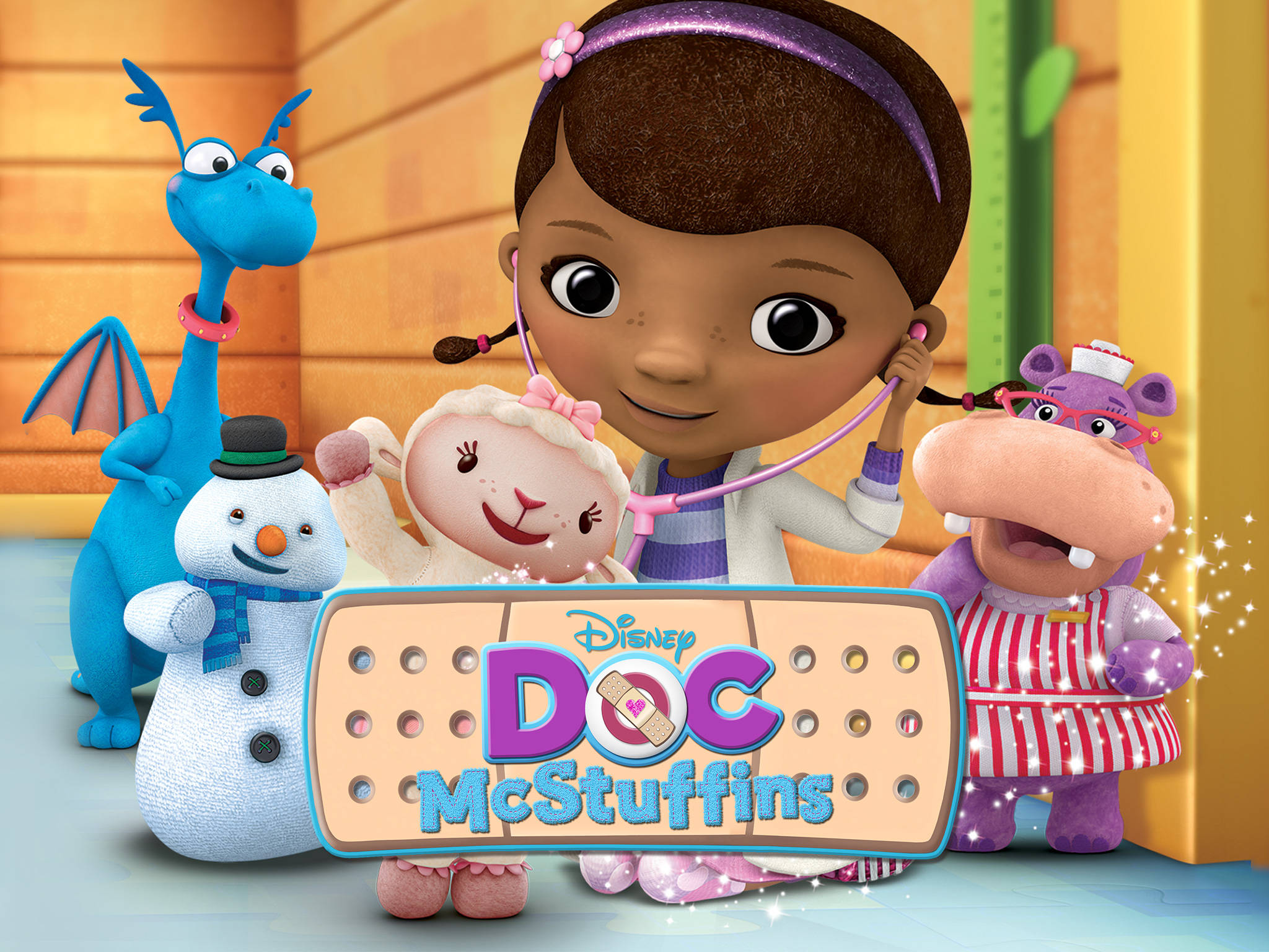 小醫生與她的玩具朋友們 壁紙 — Doc McStuffins 和她的玩具朋友們在一個歡樂的卡通診所環境中圍繞著一個繃帶標誌。