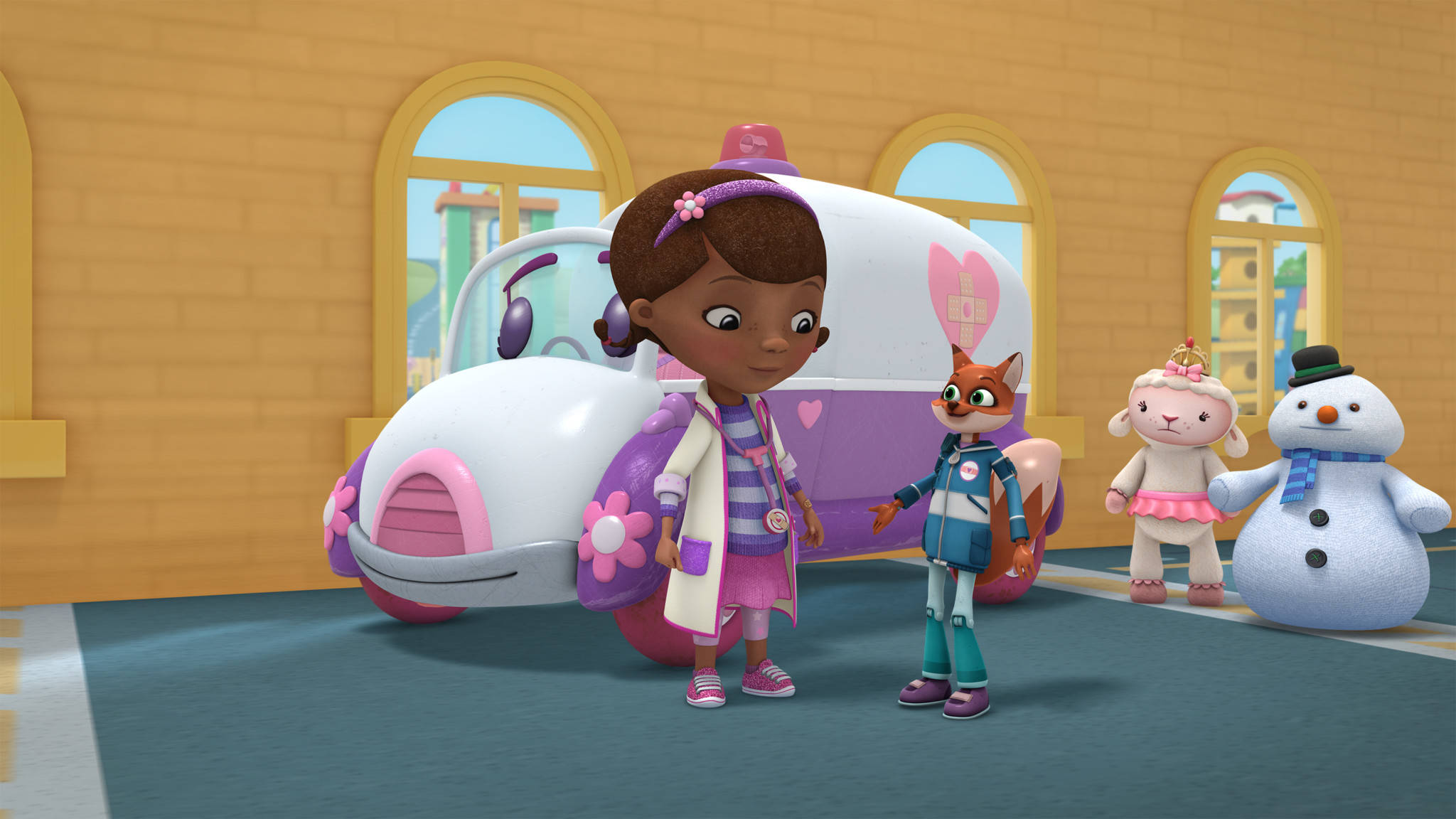 小醫生與蹦蹦跳跳的玩具 壁紙 — Doc McStuffins 和她的朋友們站在她粉紅色和白色的玩具救護車旁邊，在一個陽光明媚的磚砌建築庭院裡。