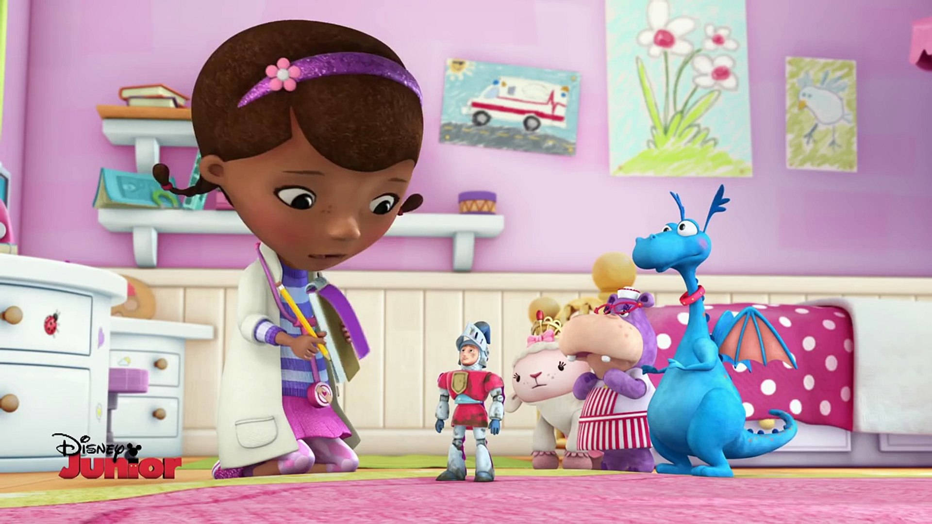 小醫生與騎士柯比動畫場景 壁紙 — Doc McStuffins 喺佢嘅粉紅色診所入面，用擔心嘅表情檢查玩具病人。