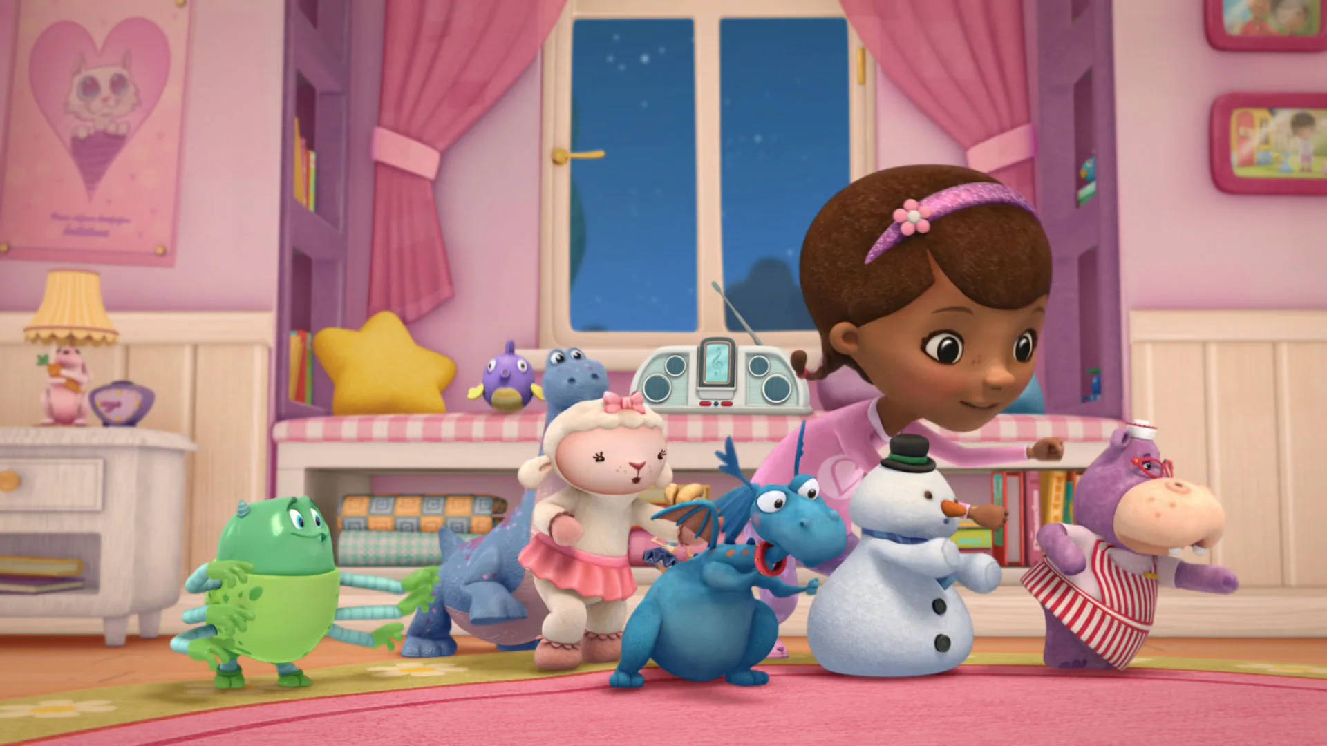 小醫生麥克史東芬 Keep Movin' 壁紙 — Doc McStuffins 和她的玩具朋友們在星空下舒適的粉紅色臥室裡聚會。