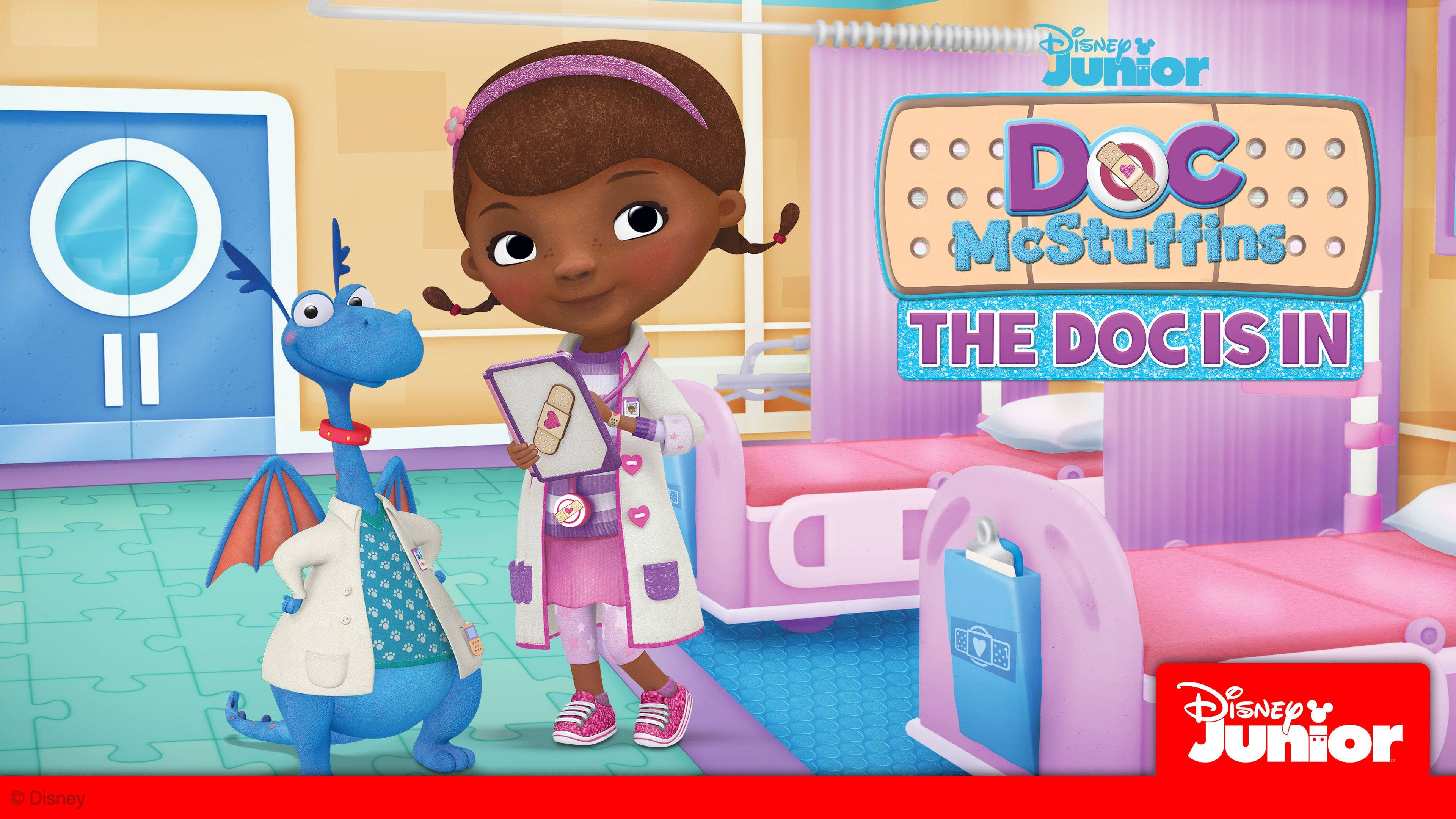 小醫生麥克史東芬在診所 壁紙 — Doc McStuffins 和她的龍朋友 Stuffy 在一個色彩繽紛的兒科醫院房間裡，有粉紅色的床和醫療設備。