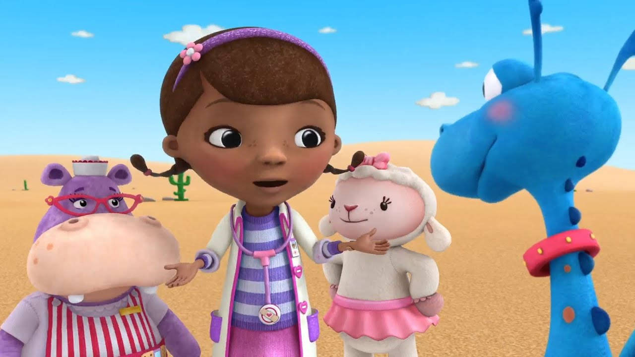 小醫生麥克史東芬斯前往叢林 壁紙 — Doc McStuffins 和她的玩具朋友們在陽光明媚的沙漠景觀中聚集，天空湛藍，雲朵稀疏。