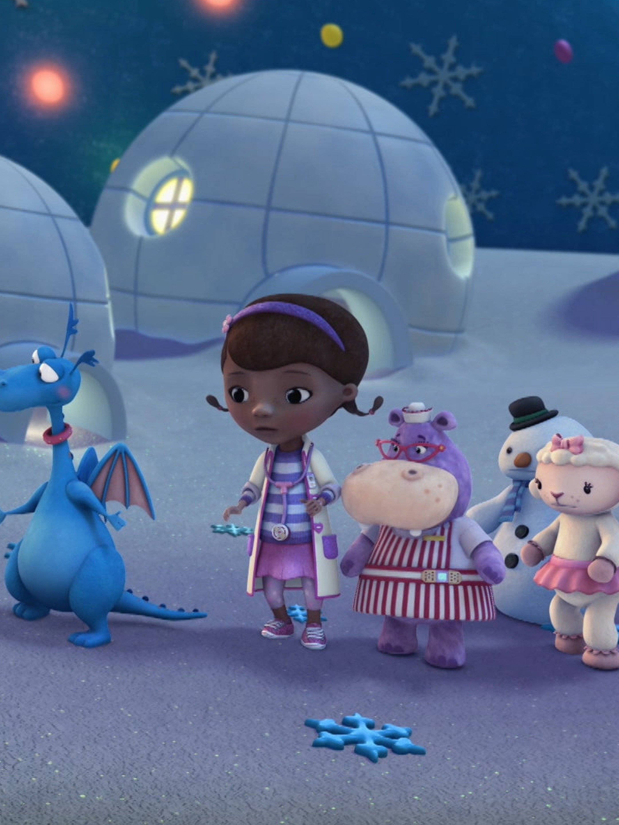 小醫生麥克史東芬斯為雪人奇利治療 壁紙 — Doc McStuffins 和她的朋友們在一個有發光冰屋和飄落雪花的雪夜場景中聚集。