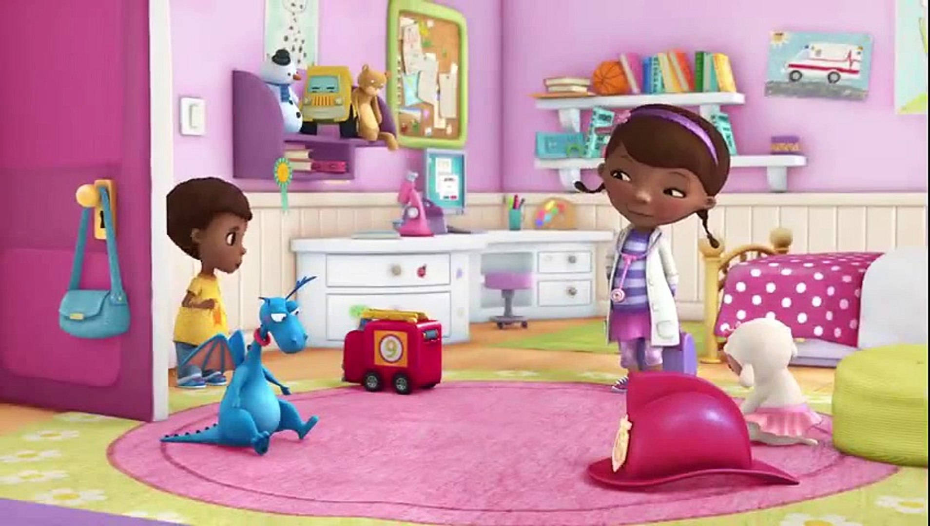 小醫生麥克史東芬斯與消防車九號 壁紙 — Doc McStuffins 同佢嘅朋友喺一個充滿玩具同醫療設備嘅鮮艷粉紅色遊戲室入面。