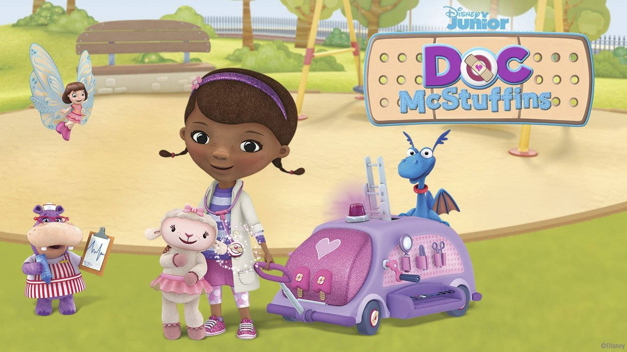 小醫生麥克史東芬斯與緊急醫療箱 壁紙 — Doc McStuffins 和她的玩具朋友們在陽光明媚的公園裡聚集，旁邊有她的紫色醫療車和一位仙子同伴。