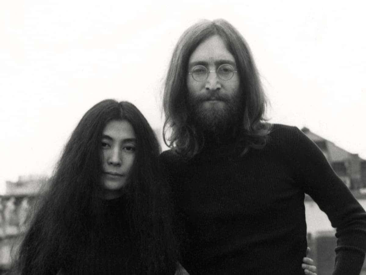 約翰·連儂和小野洋子在一張黑白照片中表情嚴肅。