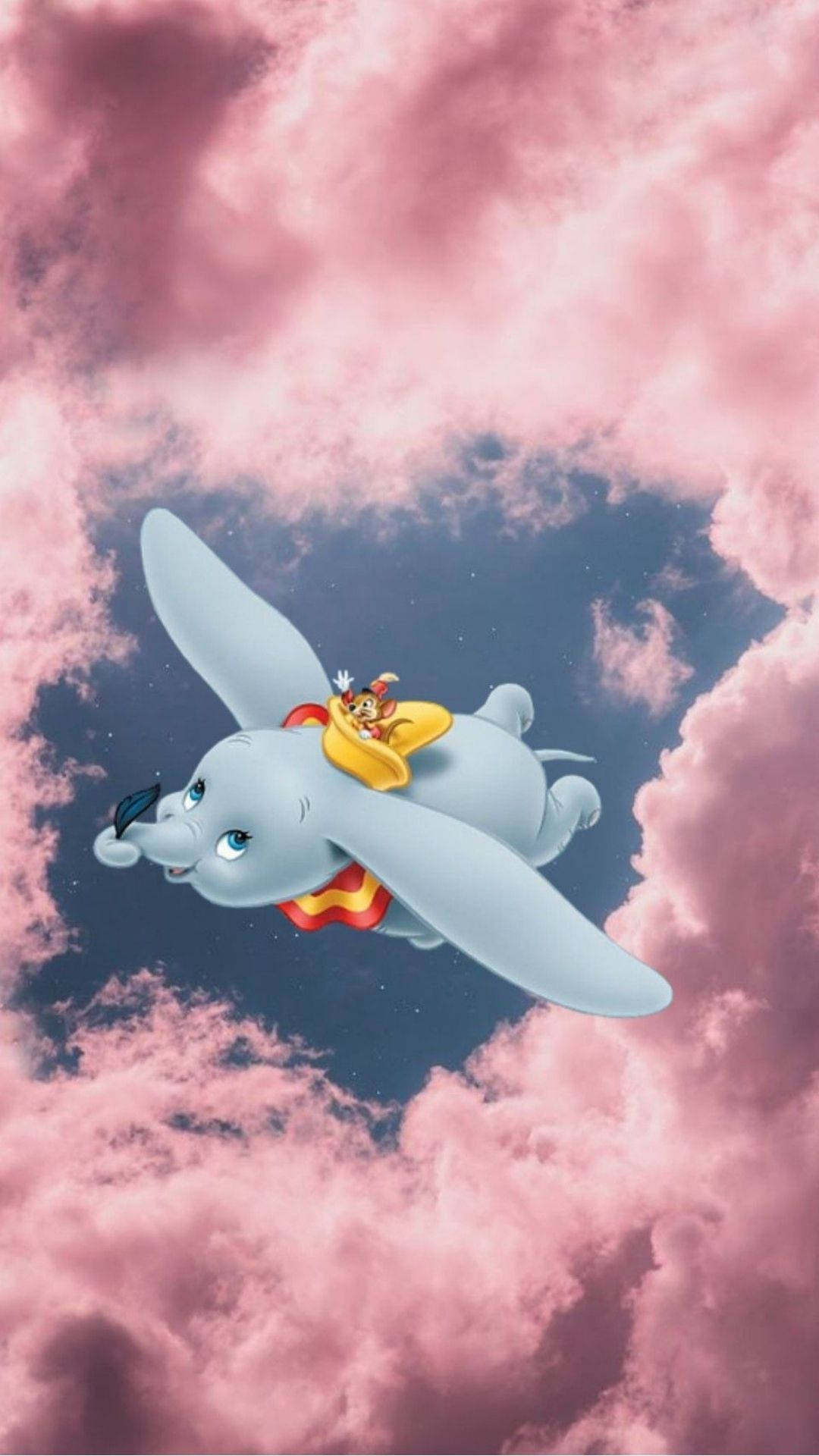 小飛象Dumbo翱翔高空 壁紙 — 一隻飛翔的大象載著一隻小猴子騎手，在星空下的粉紅雲層中翱翔。