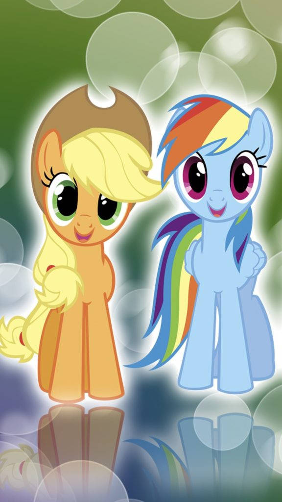 小馬寶莉 iPhone X 卡通壁紙 壁紙 — 兩隻快樂的卡通小馬 Applejack 和 Rainbow Dash 並肩站在柔和的綠色散景背景前，周圍有發光的泡泡。