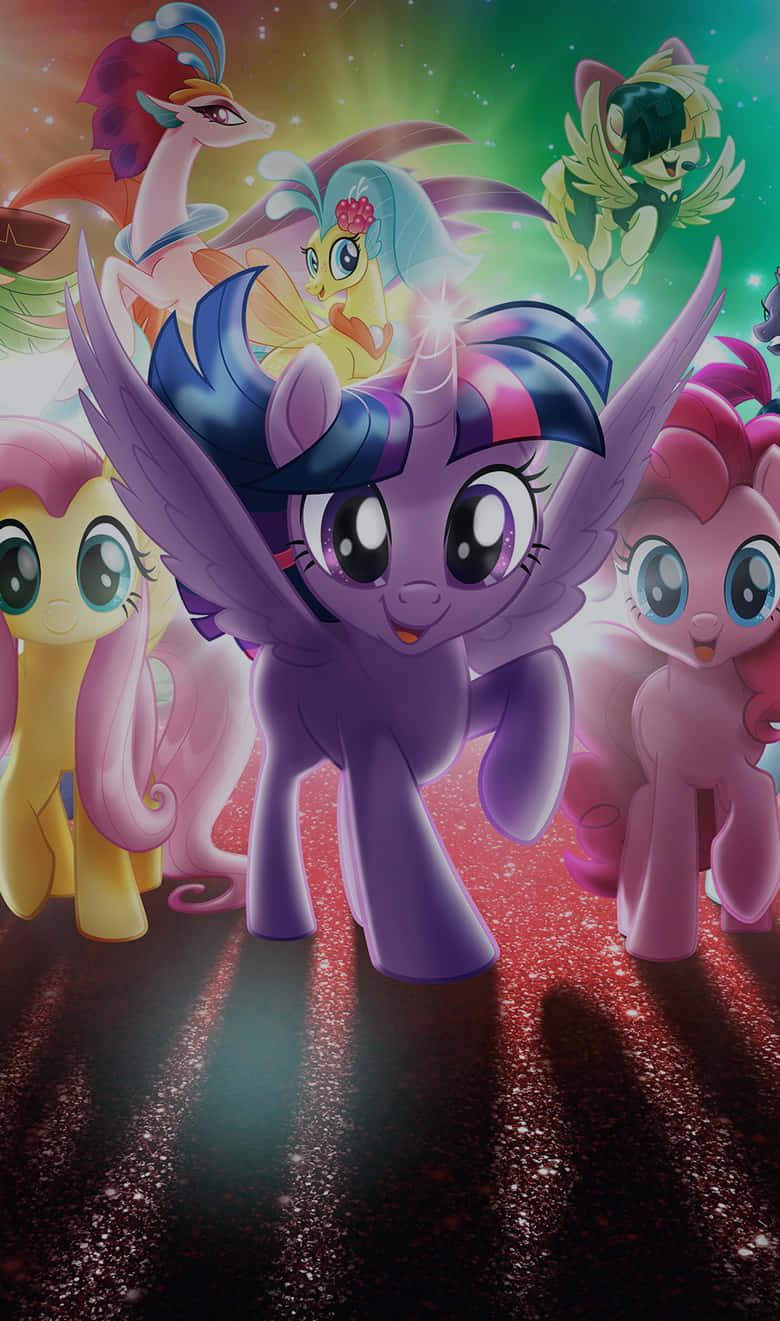 《小馬寶莉大電影》封面圖 壁紙 — 一群充滿活力的My Little Pony角色在色彩繽紛的宇宙天空下，站在閃閃發光的舞台上。