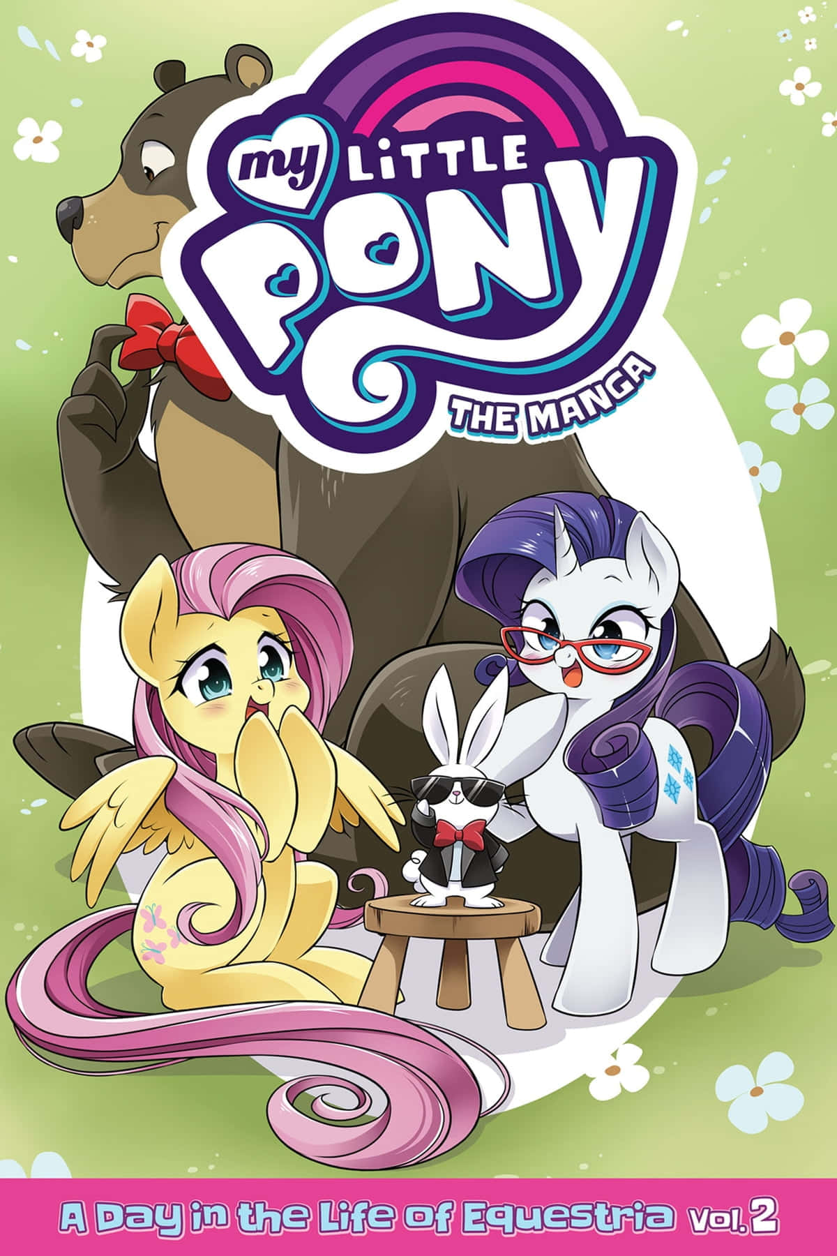 小馬寶莉漫畫封面 壁紙 — My Little Pony 漫畫封面， featuring Fluttershy、Rarity、一隻熊和一隻兔子在明亮的花卉環境中。