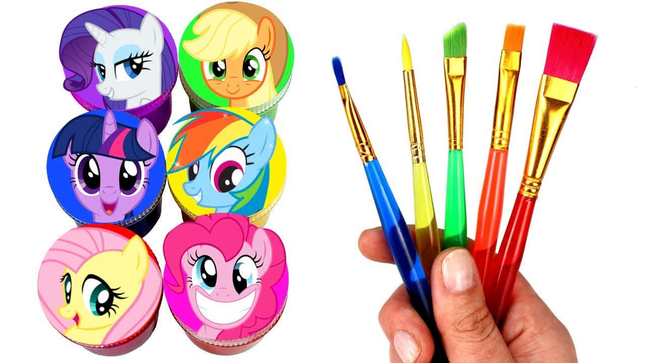 手拿著畫筆，旁邊是 My Little Pony 角色徽章。 — 小馬寶莉 壁紙