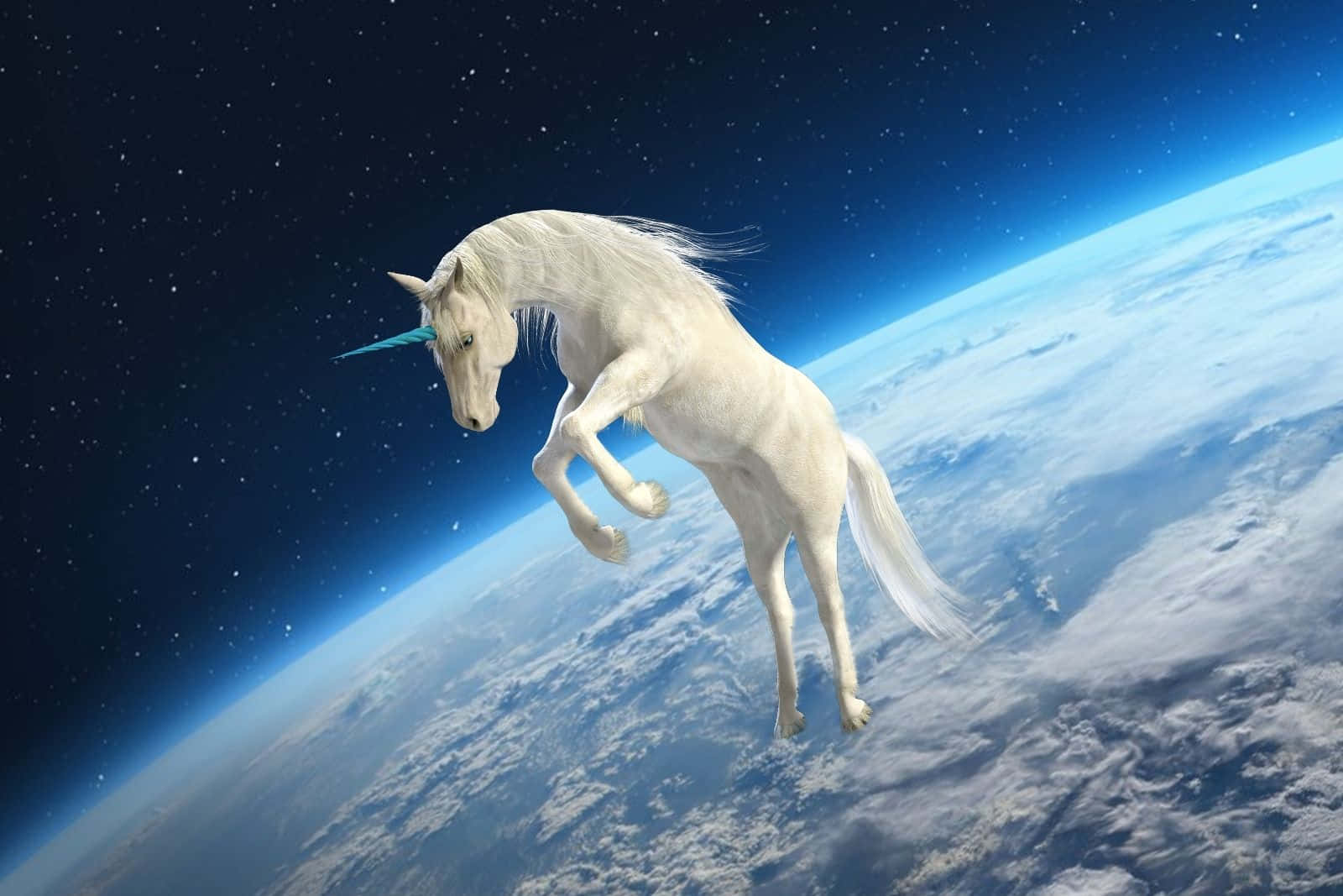 小馬遨遊太空圖 壁紙 — 一隻雄偉的白色獨角獸，帶有發光的角，在星空宇宙背景下優雅地跳躍在地球彎曲的地平線之上。