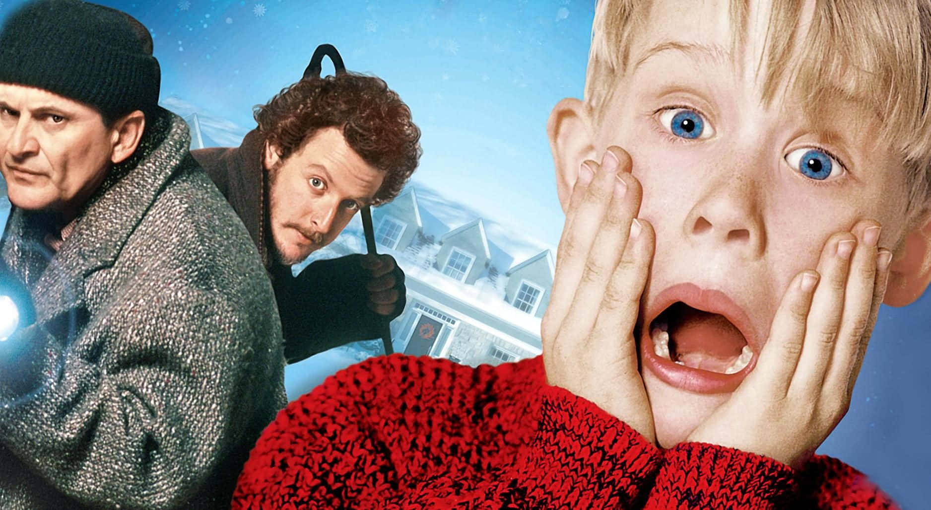 一個穿著紅色毛衣的男孩在竊賊潛入他積雪的家園時看起來很震驚。