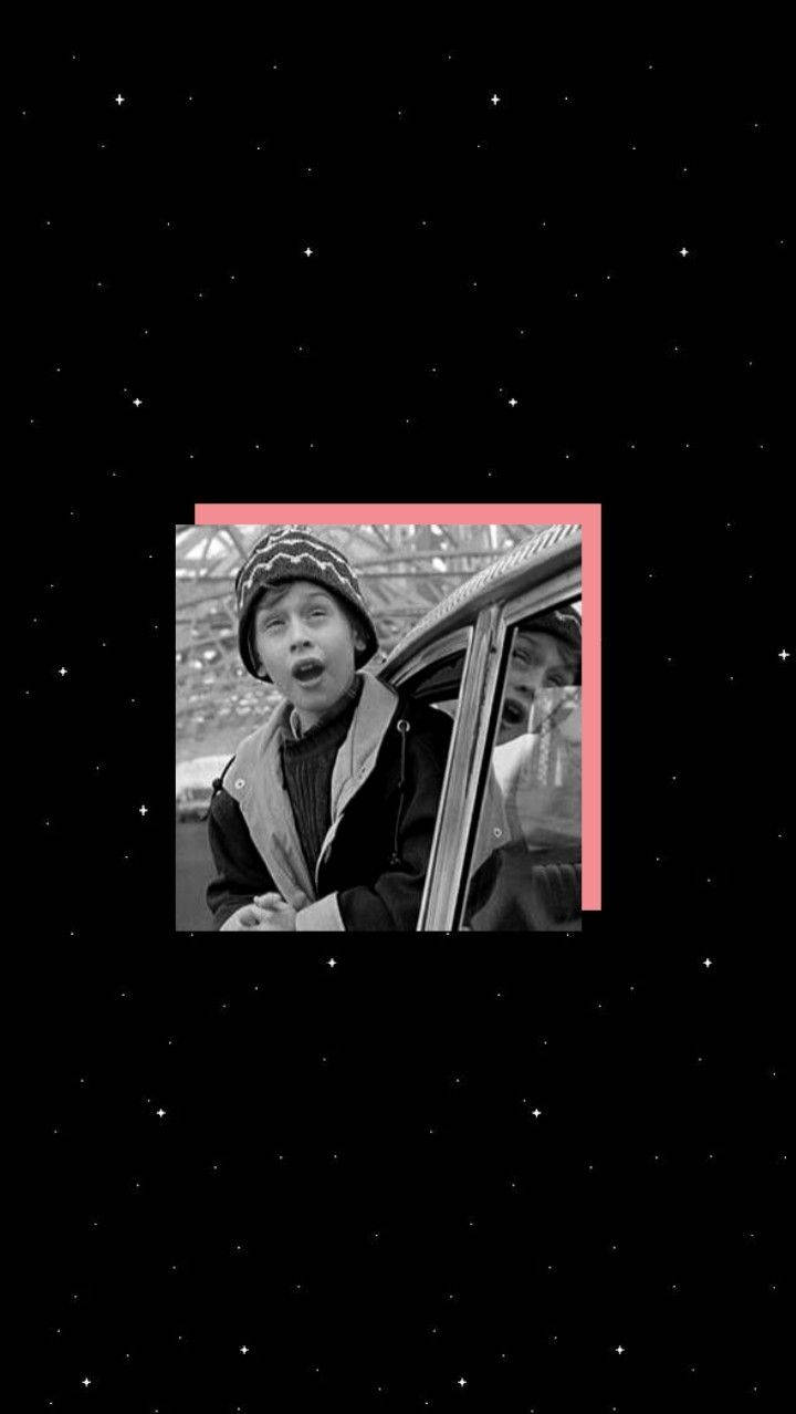 孩子坐在車窗內，周圍環繞著粉紅色，背景是星空