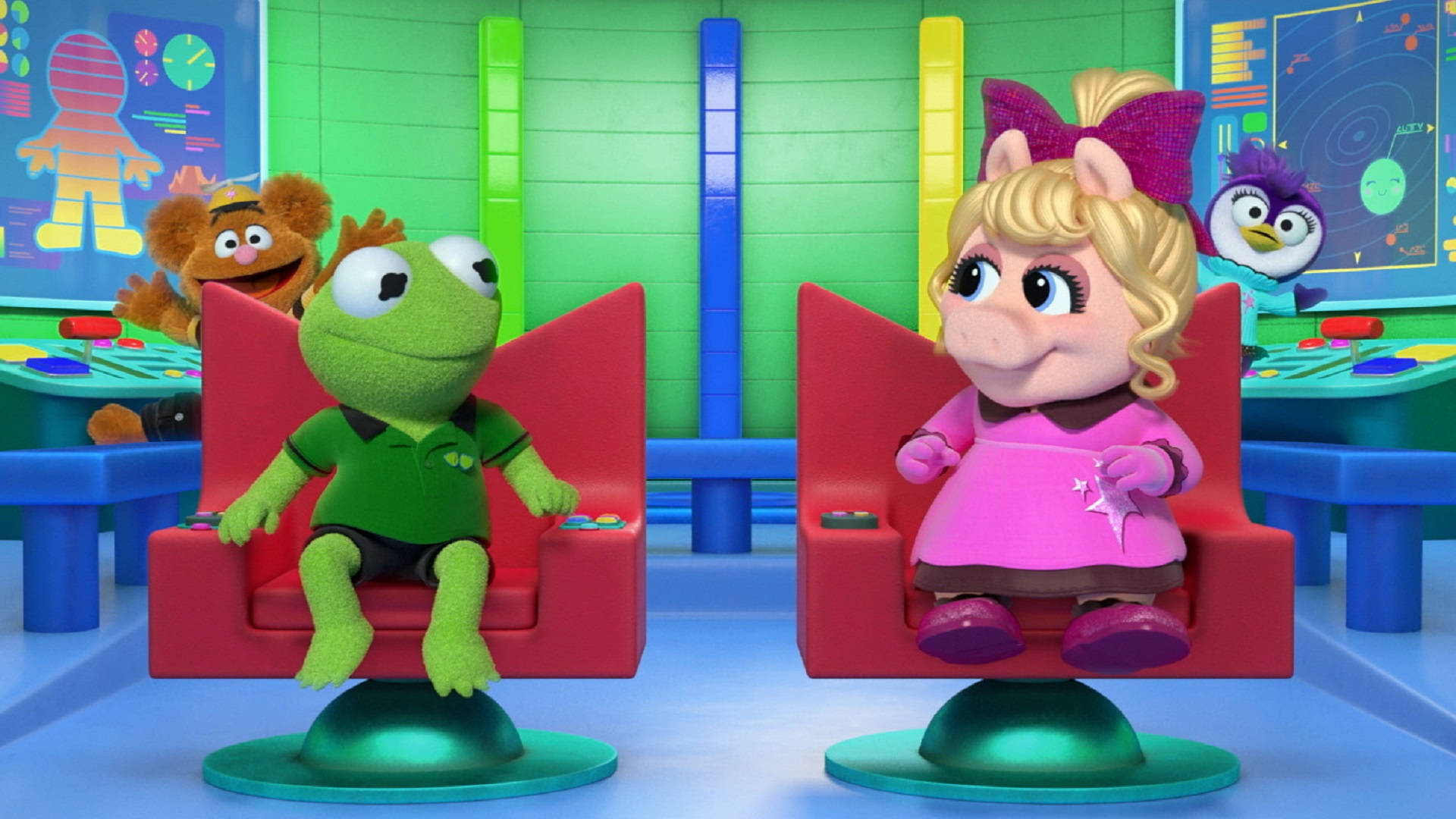 小鴨寶寶——豬小姐星艦冒險 壁紙 — Kermit 同 Miss Piggy 坐喺紅色椅子上，喺色彩繽紛嘅 Muppet 實驗室入面，背後有其他角色同發光屏幕。