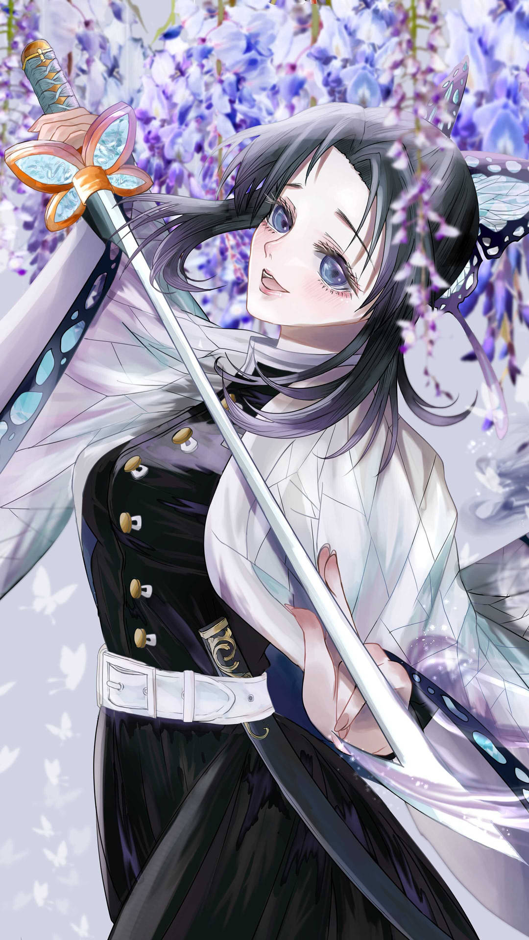 穿著傳統服飾的動漫女孩手持劍，被紫色花朵和蝴蝶環繞。