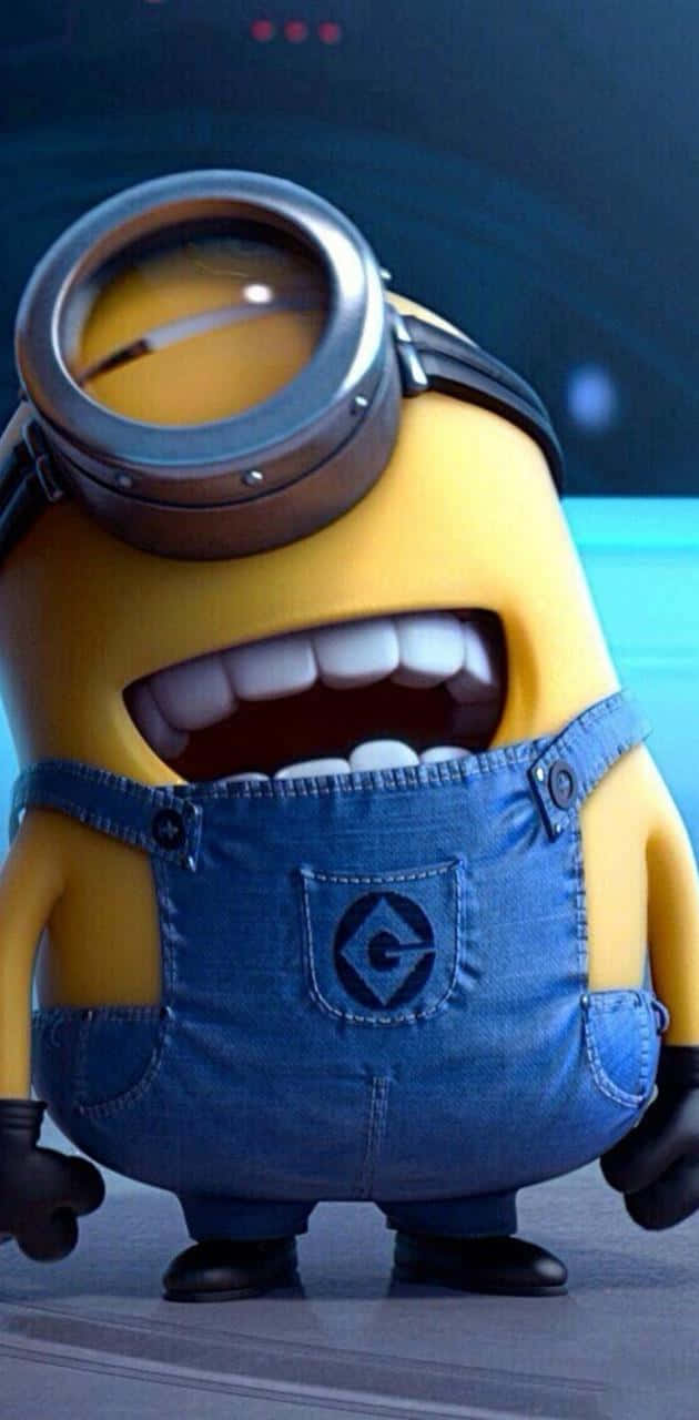 一個黃色動畫Minion角色，單眼、身穿牛仔工人褲，正在大笑。