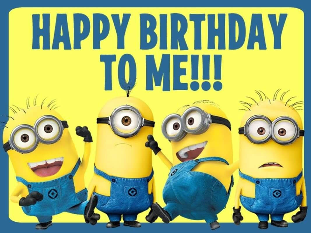 四個穿著藍色工裝褲的Minions以喜悅的表情慶祝生日。