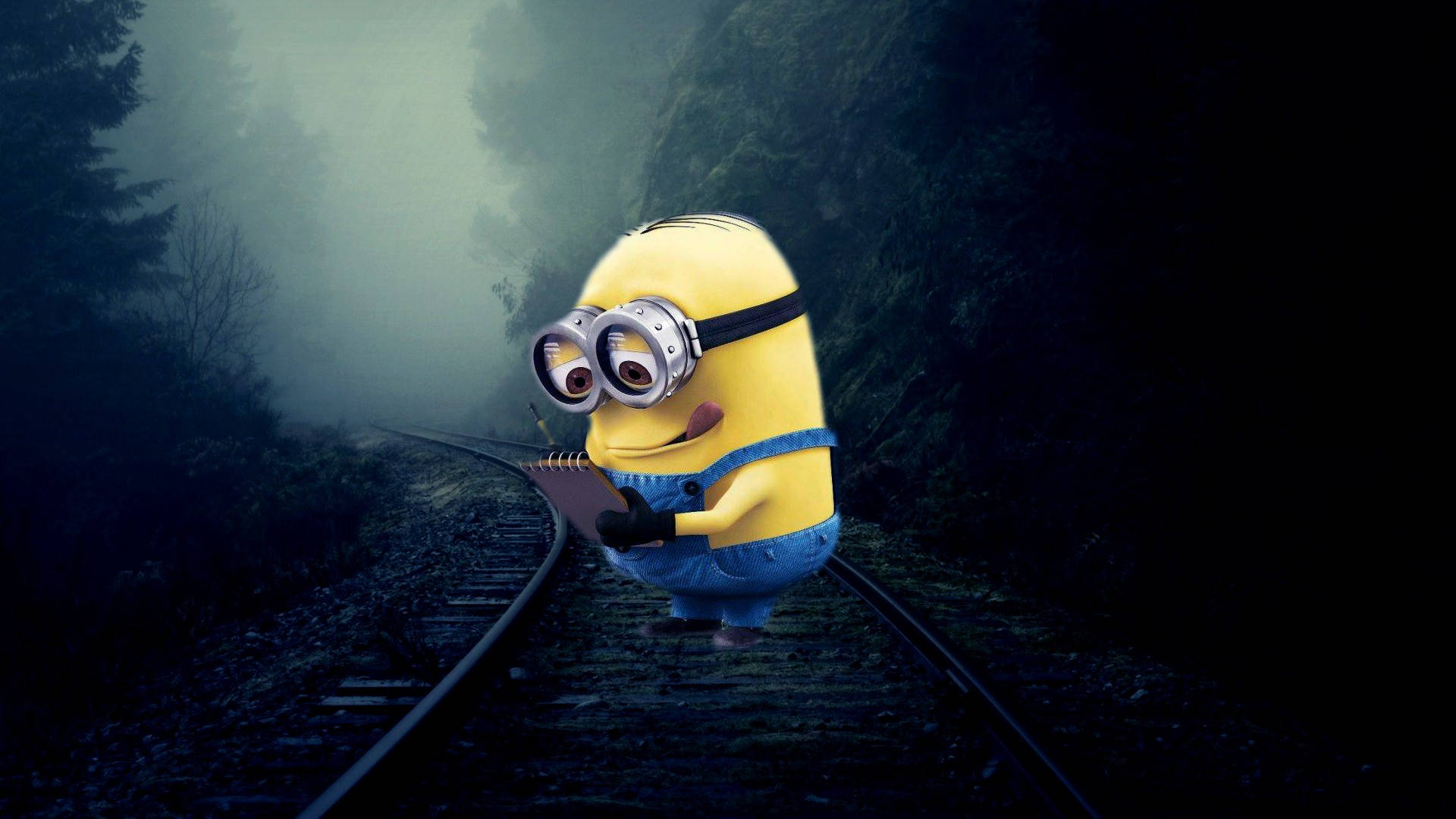 一個黃色嘅Minion戴住護目鏡，夜晚喺黑暗森林嘅火車軌上行走。