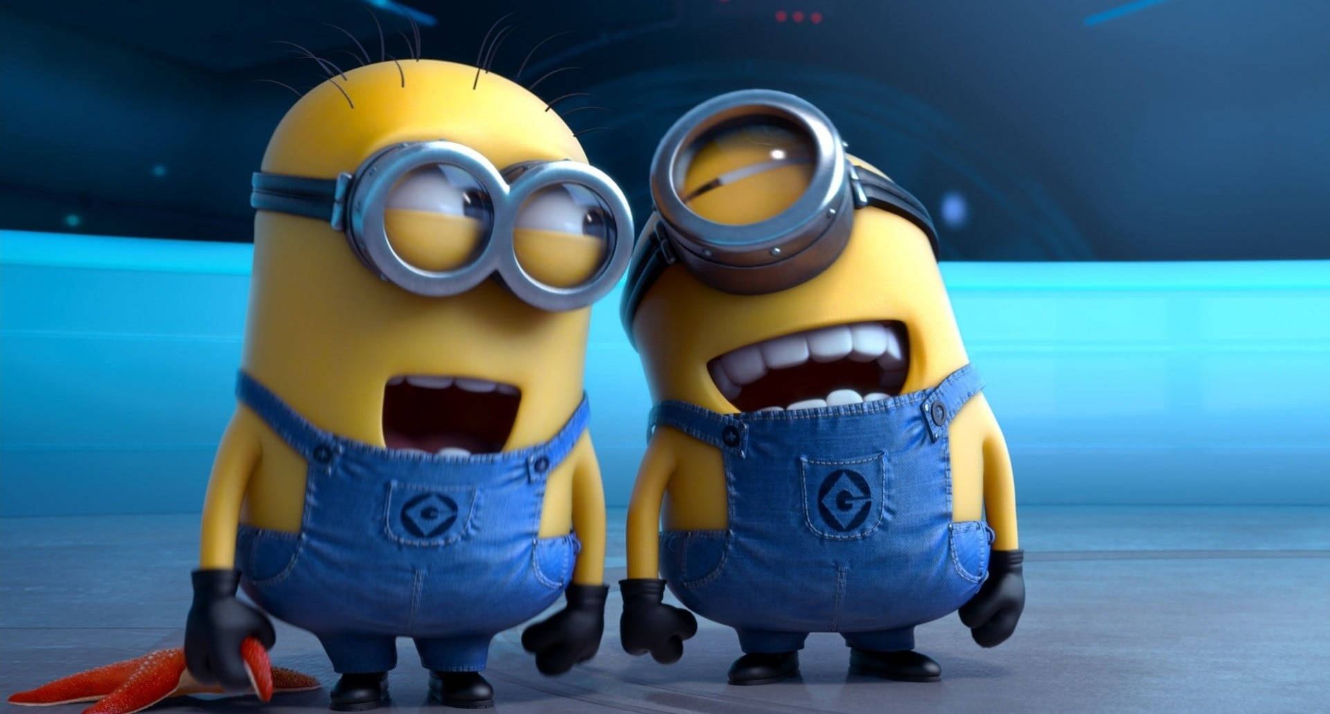 兩個動畫Minions睜大眼睛戴著護目鏡大笑。